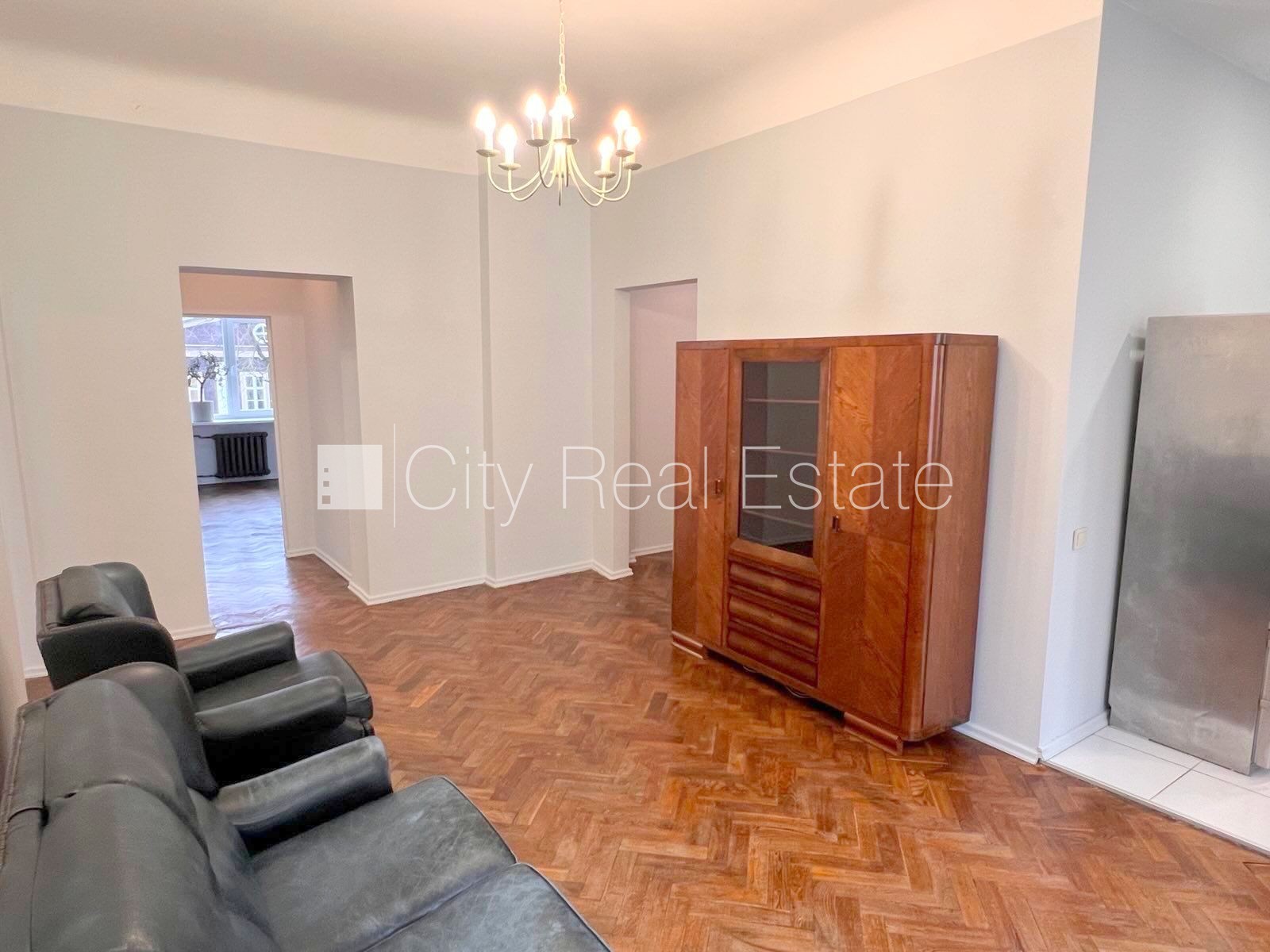 Sludinājumi. Fasādes māja, ieeja no ielas, kāpņu telpa pēc kosmētiskā remonta, logi vērsti mājas abās pusēs, Cena: 850 EUR/mēn Foto #8