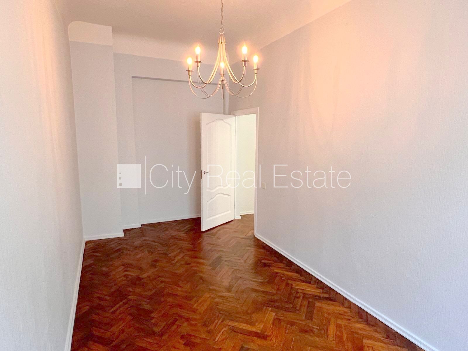 Sludinājumi. Fasādes māja, ieeja no ielas, kāpņu telpa pēc kosmētiskā remonta, logi vērsti mājas abās pusēs, Cena: 850 EUR/mēn Foto #10