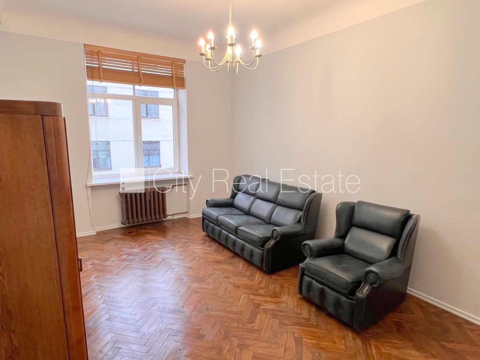 Sludinājumi. Fasādes māja, ieeja no ielas, kāpņu telpa pēc kosmētiskā remonta, logi vērsti mājas abās pusēs, Cena: 850 EUR/mēn Foto #7