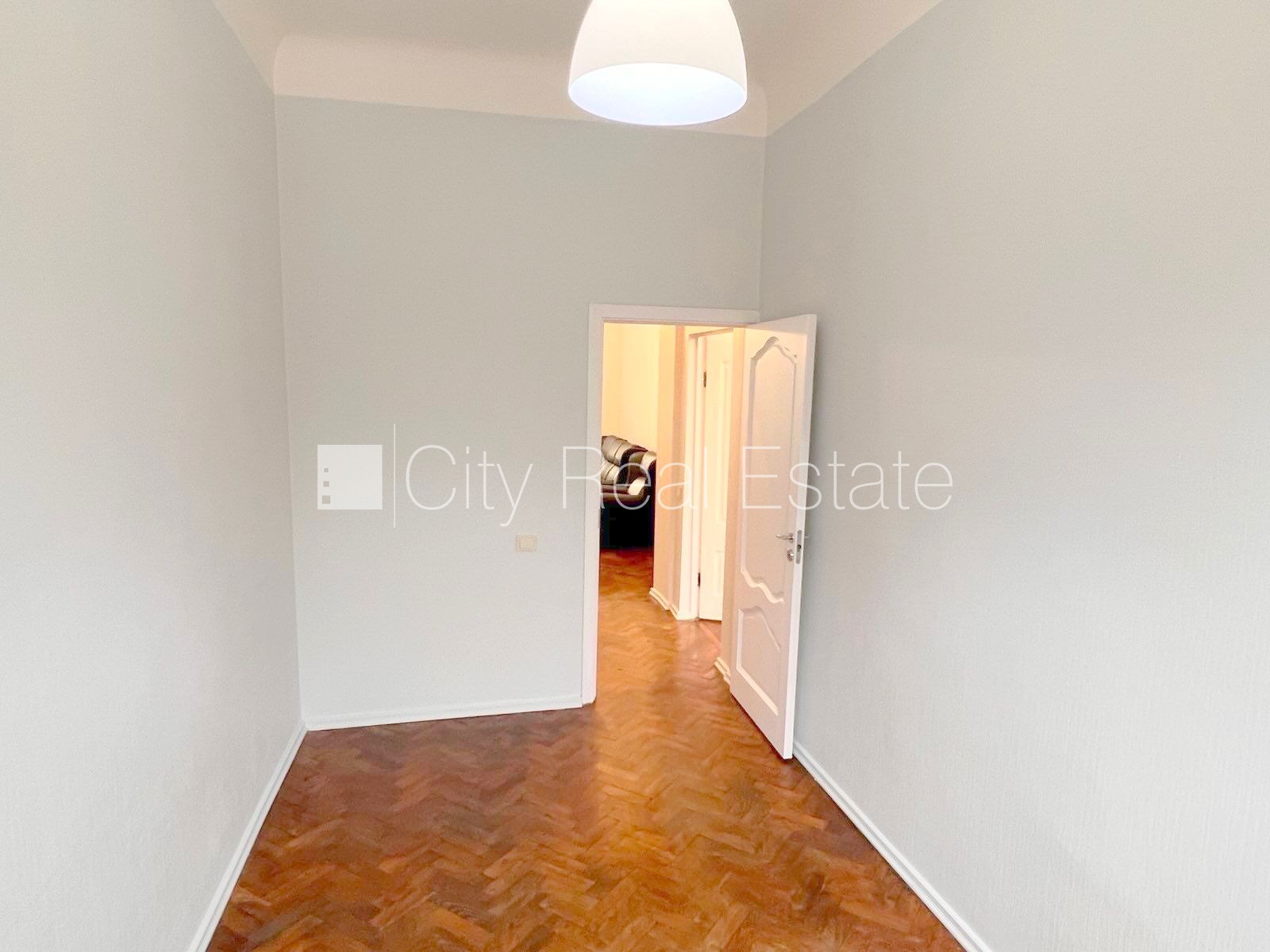 Sludinājumi. Fasādes māja, ieeja no ielas, kāpņu telpa pēc kosmētiskā remonta, logi vērsti mājas abās pusēs, Cena: 850 EUR/mēn Foto #12