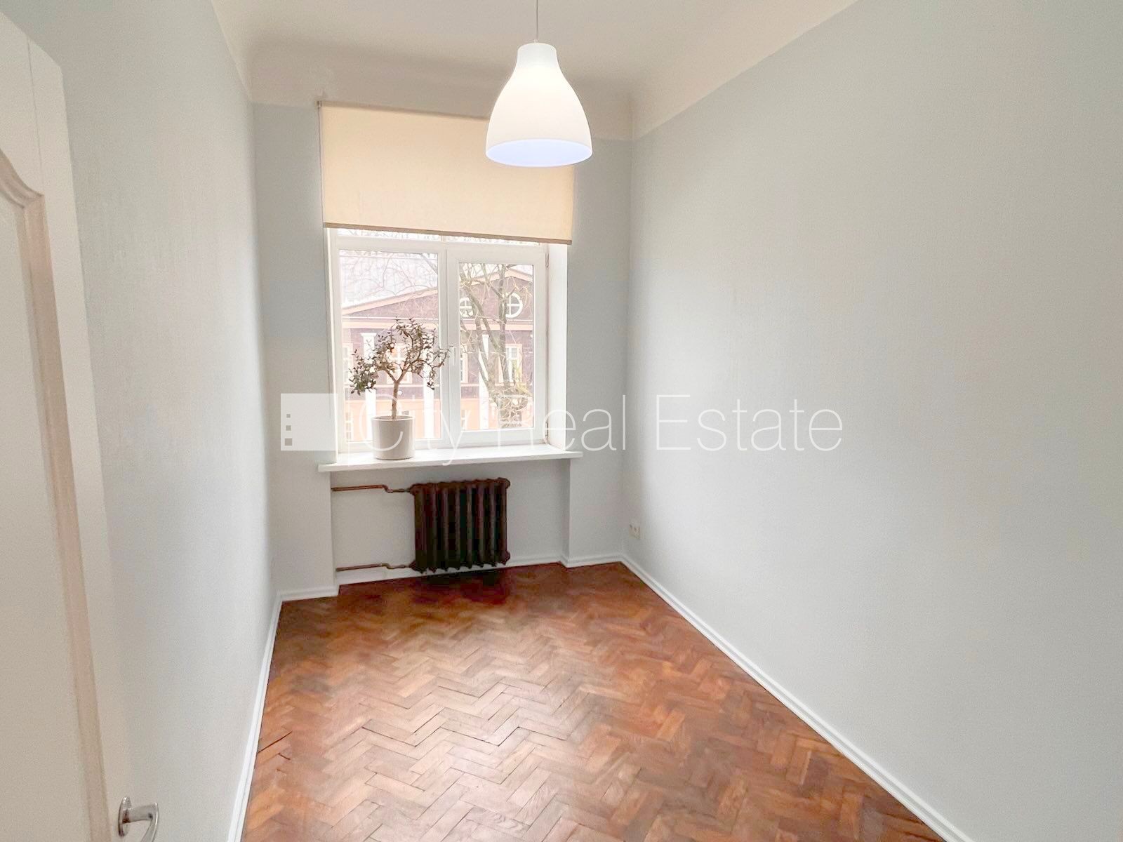 Sludinājumi. Fasādes māja, ieeja no ielas, kāpņu telpa pēc kosmētiskā remonta, logi vērsti mājas abās pusēs, Cena: 850 EUR/mēn Foto #13