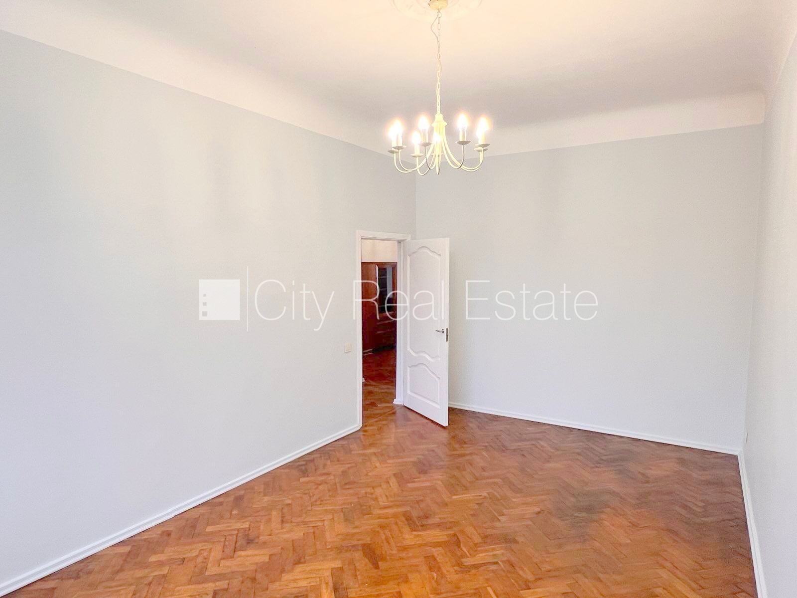 Sludinājumi. Fasādes māja, ieeja no ielas, kāpņu telpa pēc kosmētiskā remonta, logi vērsti mājas abās pusēs, Cena: 850 EUR/mēn Foto #14