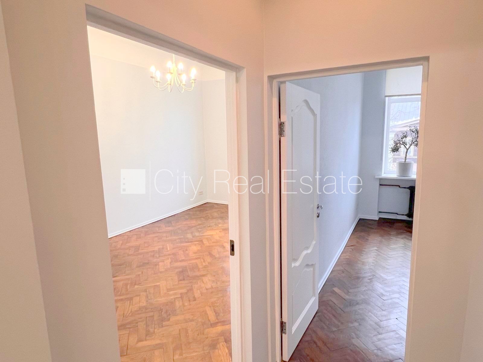 Sludinājumi. Fasādes māja, ieeja no ielas, kāpņu telpa pēc kosmētiskā remonta, logi vērsti mājas abās pusēs, Cena: 850 EUR/mēn Foto #17