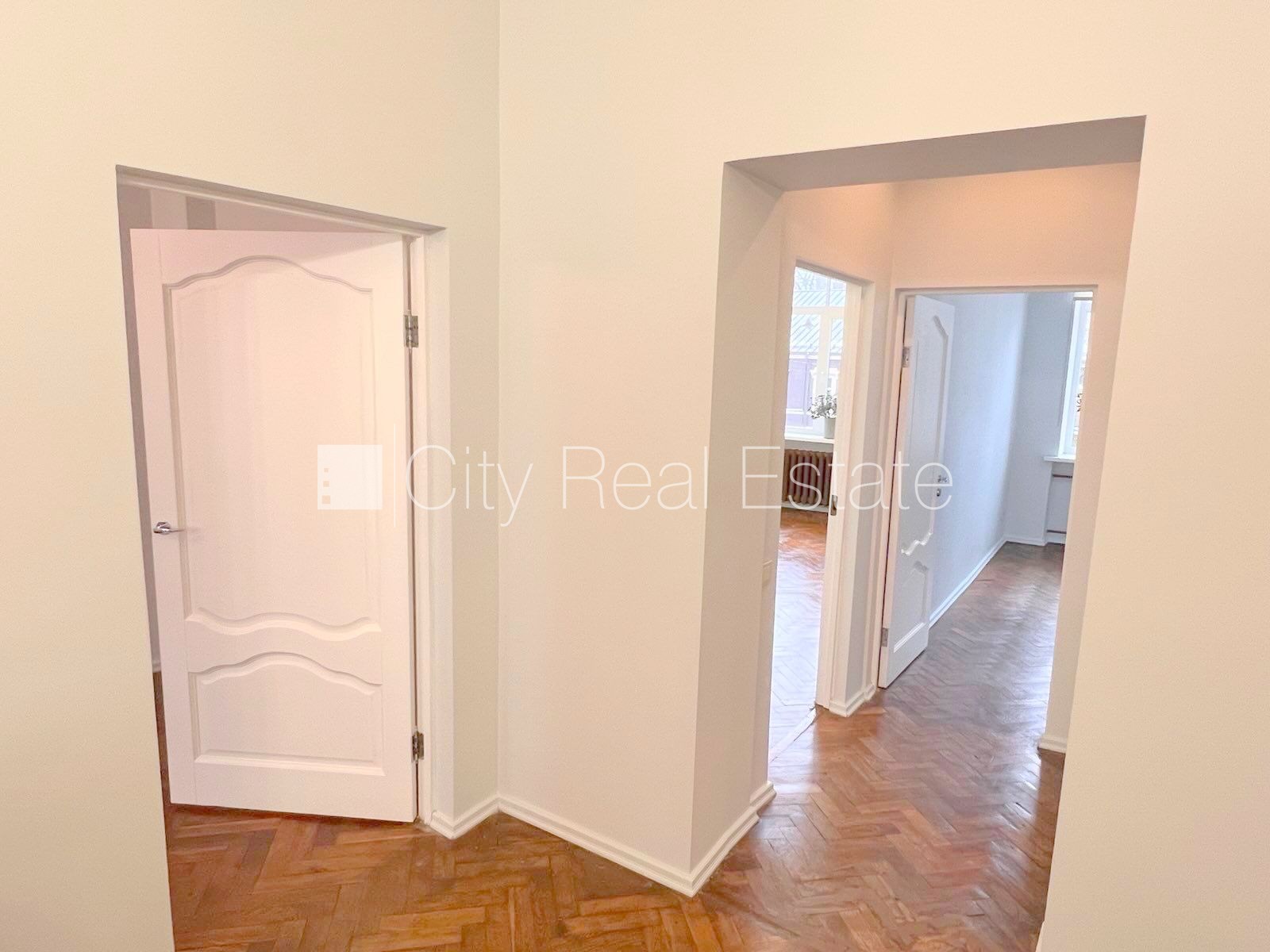 Sludinājumi. Fasādes māja, ieeja no ielas, kāpņu telpa pēc kosmētiskā remonta, logi vērsti mājas abās pusēs, Cena: 850 EUR/mēn Foto #19