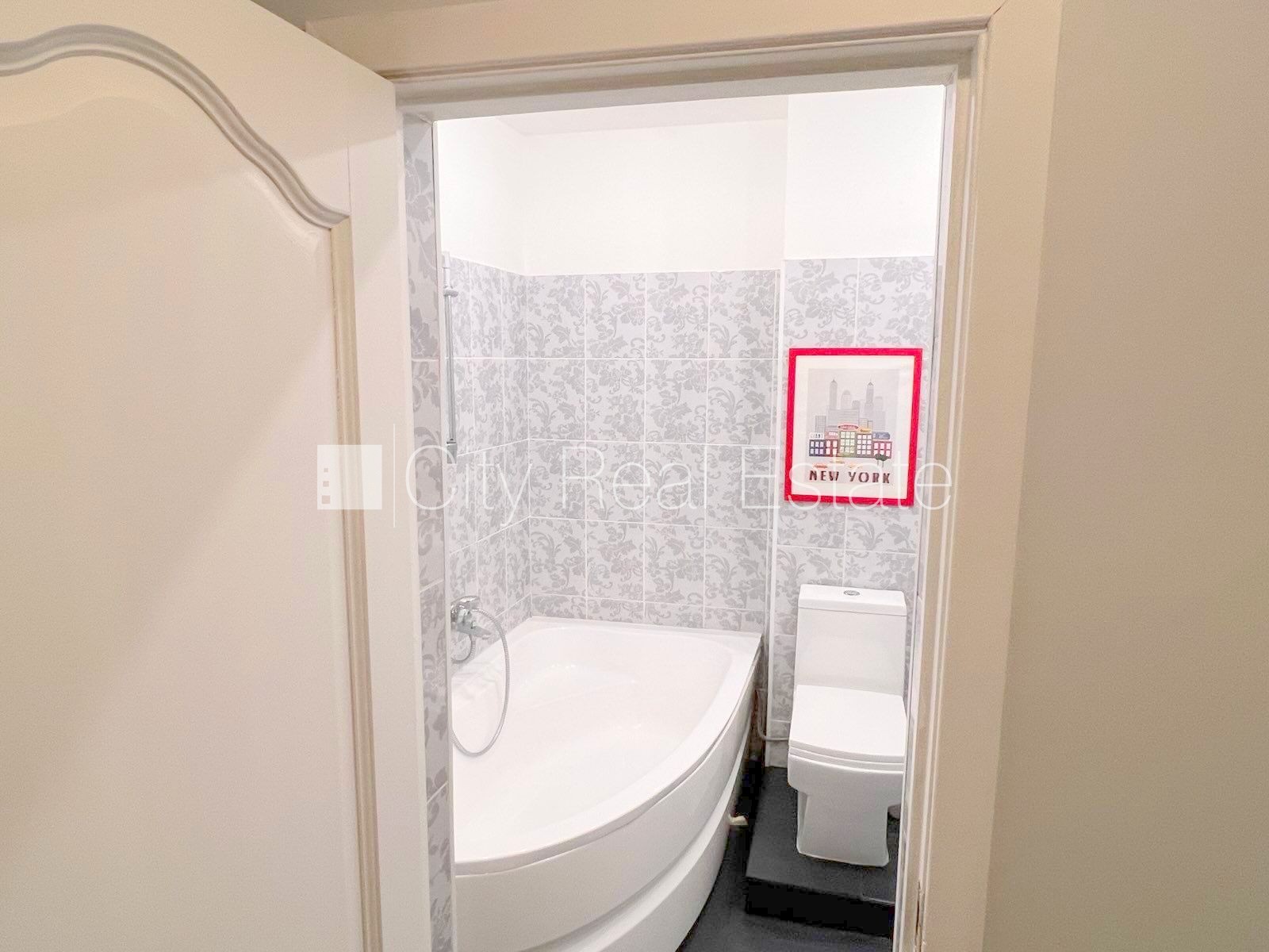 Sludinājumi. Fasādes māja, ieeja no ielas, kāpņu telpa pēc kosmētiskā remonta, logi vērsti mājas abās pusēs, Cena: 850 EUR/mēn Foto #22