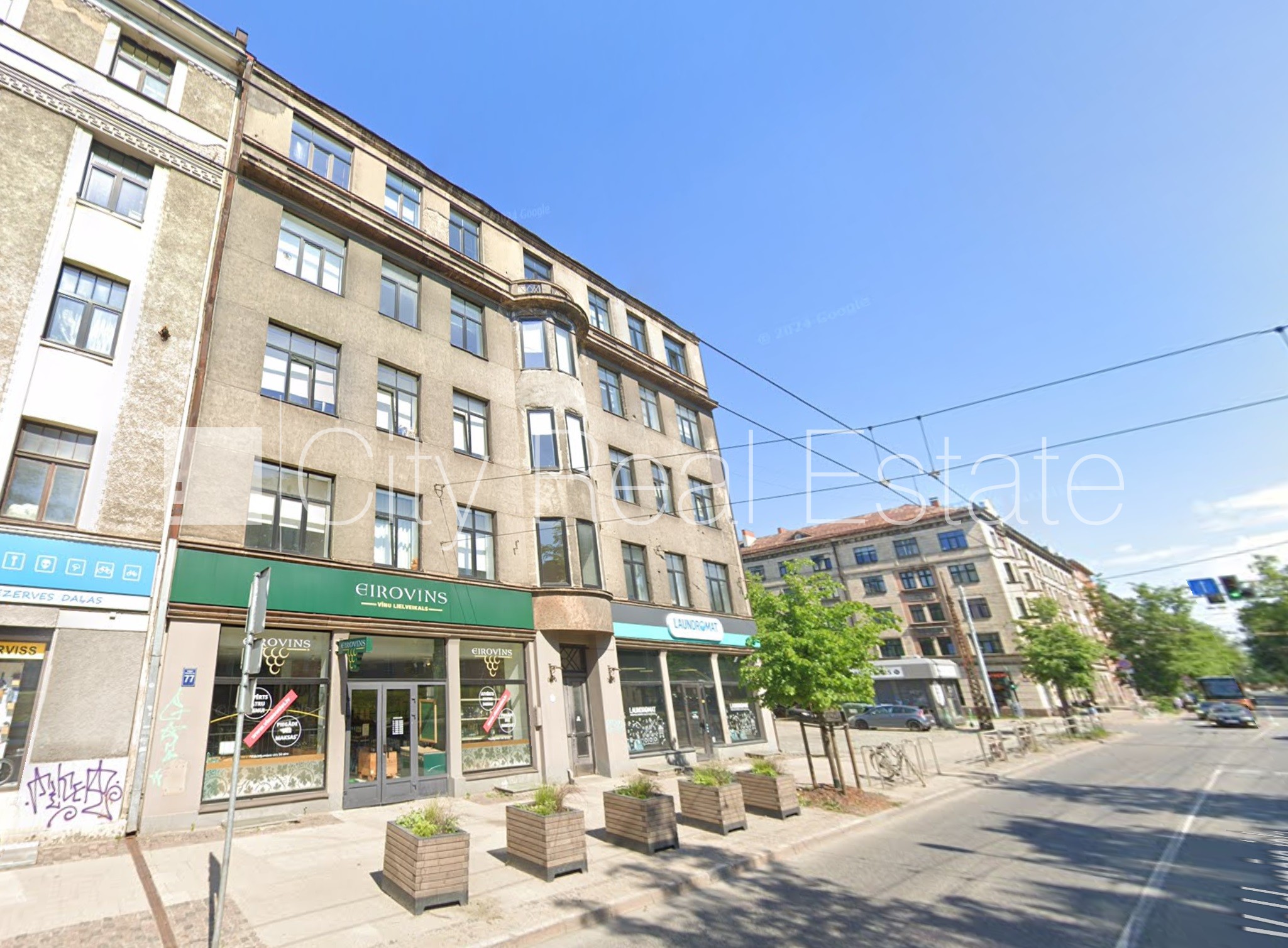 Sludinājumi. Fasādes māja, ieeja no ielas, kāpņu telpa pēc kosmētiskā remonta, logi vērsti mājas abās pusēs, Cena: 850 EUR/mēn Foto #23