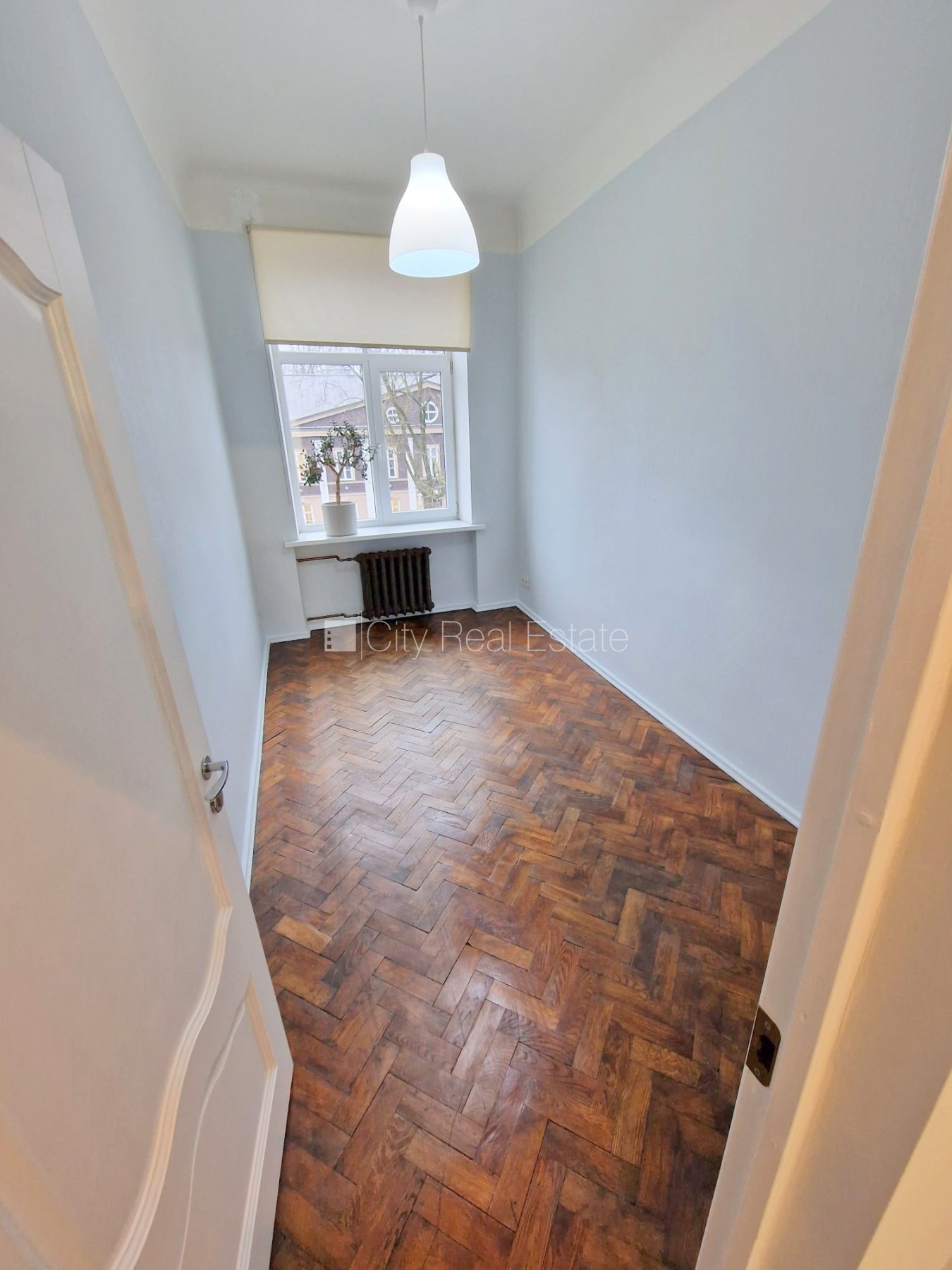 Sludinājumi. Fasādes māja, ieeja no ielas, kāpņu telpa pēc kosmētiskā remonta, logi vērsti mājas abās pusēs, Cena: 850 EUR/mēn Foto #18