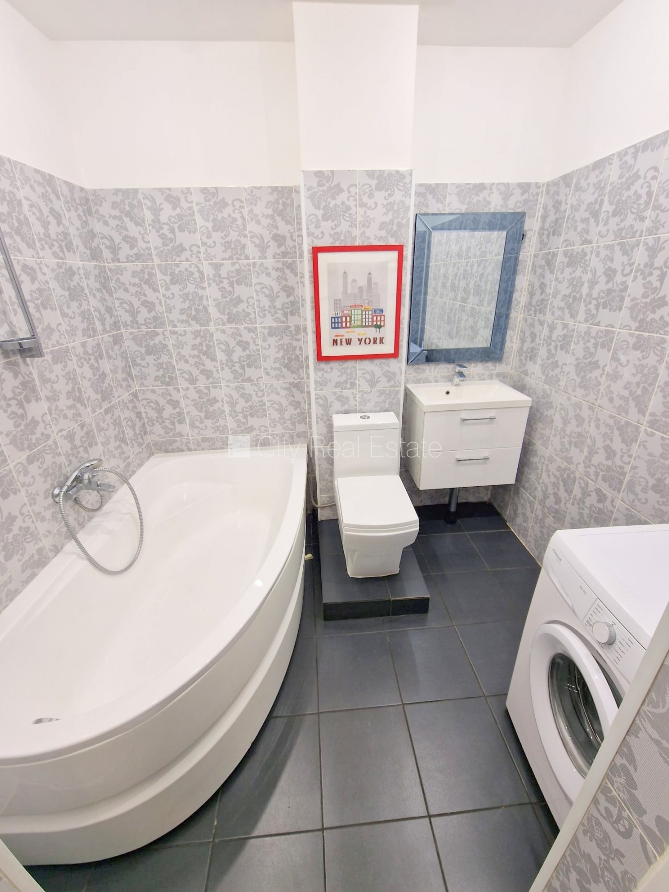 Sludinājumi. Fasādes māja, ieeja no ielas, kāpņu telpa pēc kosmētiskā remonta, logi vērsti mājas abās pusēs, Cena: 850 EUR/mēn Foto #24