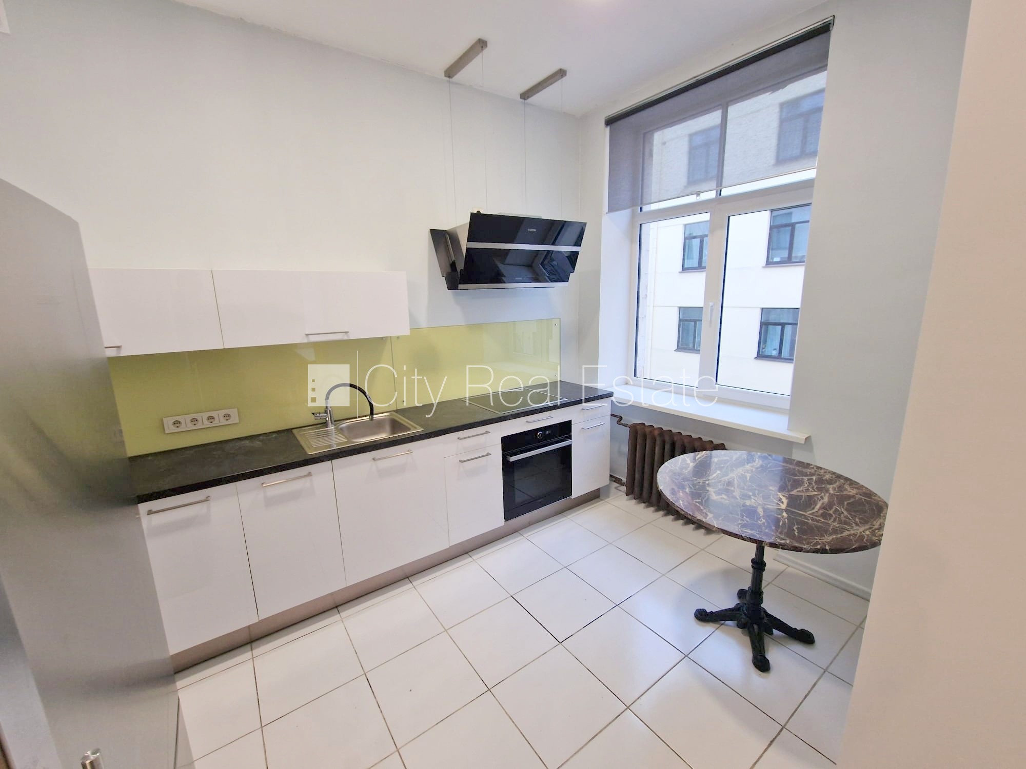 Sludinājumi. Fasādes māja, ieeja no ielas, kāpņu telpa pēc kosmētiskā remonta, logi vērsti mājas abās pusēs, Cena: 850 EUR/mēn Foto #1