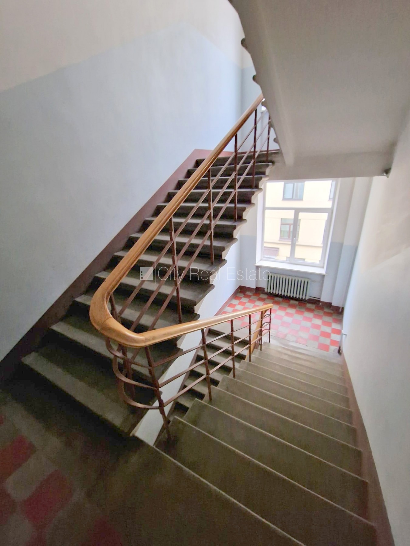 Sludinājumi. Fasādes māja, ieeja no ielas, kāpņu telpa pēc kosmētiskā remonta, logi vērsti mājas abās pusēs, Cena: 850 EUR/mēn Foto #25