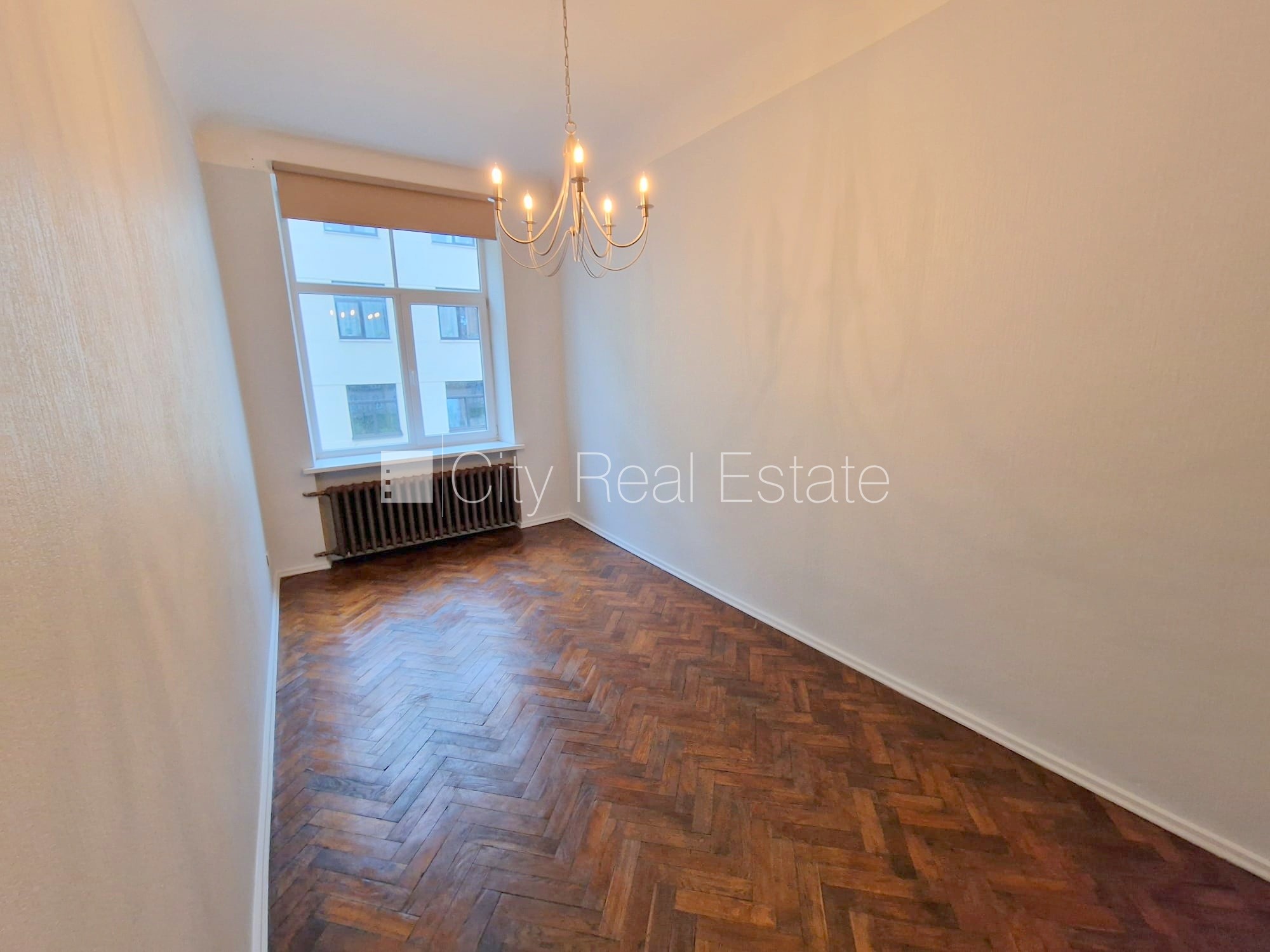 Sludinājumi. Fasādes māja, ieeja no ielas, kāpņu telpa pēc kosmētiskā remonta, logi vērsti mājas abās pusēs, Cena: 850 EUR/mēn Foto #15