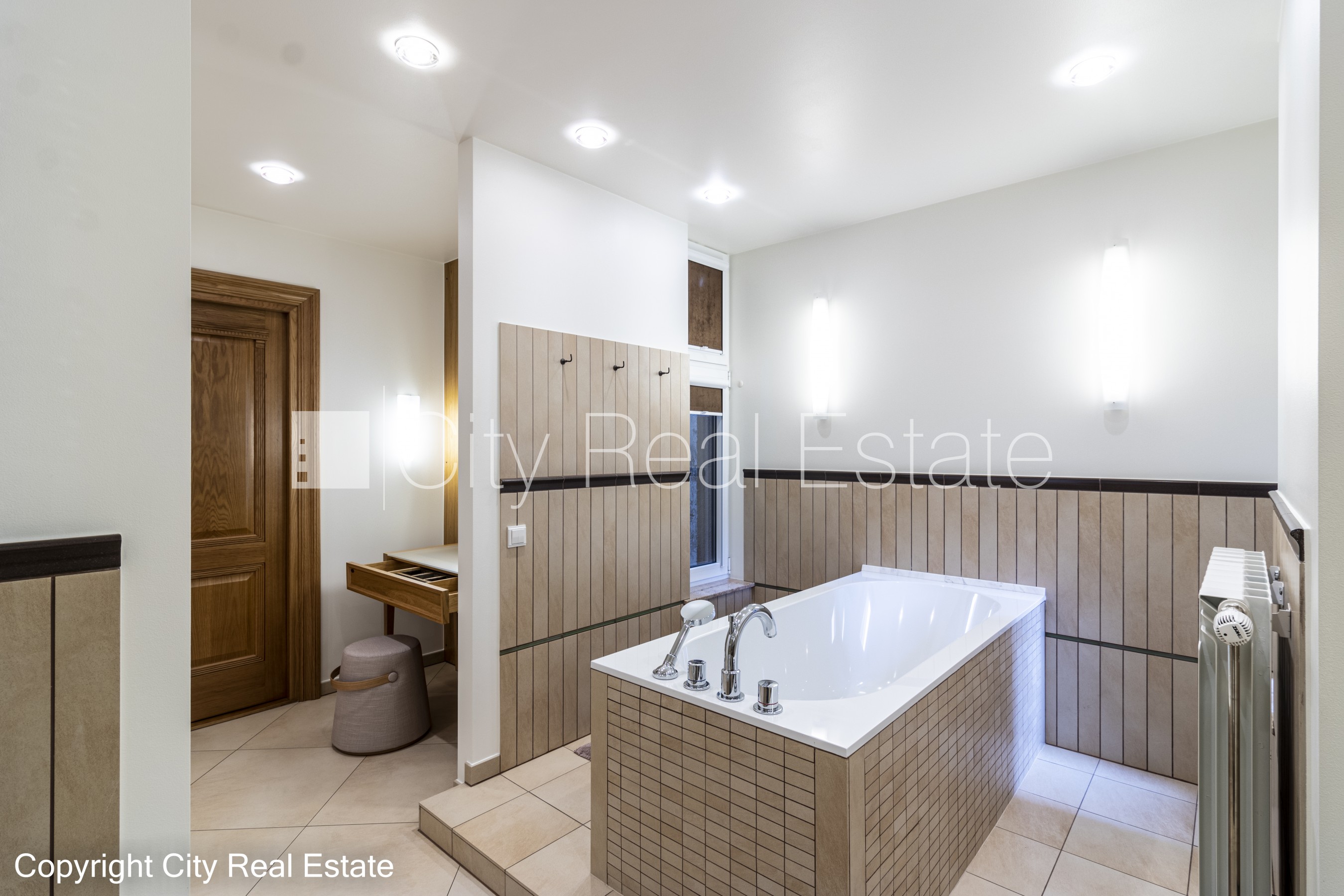 Sludinājumi. Pagalma māja, renovēta māja, dzīvokļu skaits ēkā  11 gab., slēgts pagalms, teritorijas iebrauktuves Cena: 1800 EUR/mēn Foto #17