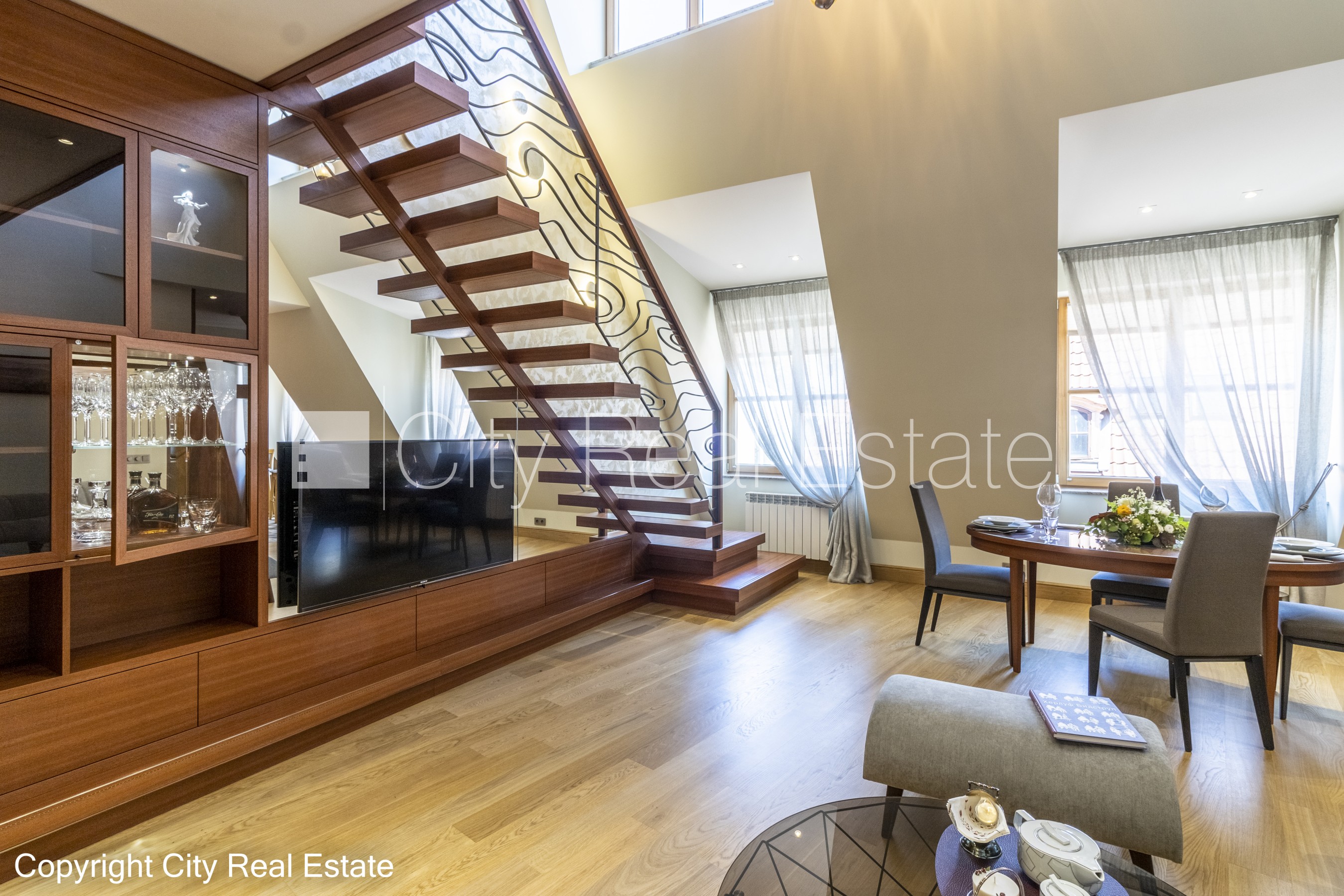 Sludinājumi. Pagalma māja, renovēta māja, dzīvokļu skaits ēkā  11 gab., slēgts pagalms, garāžas vārti aprīkoti Cena: 3000 EUR/mēn Foto #4