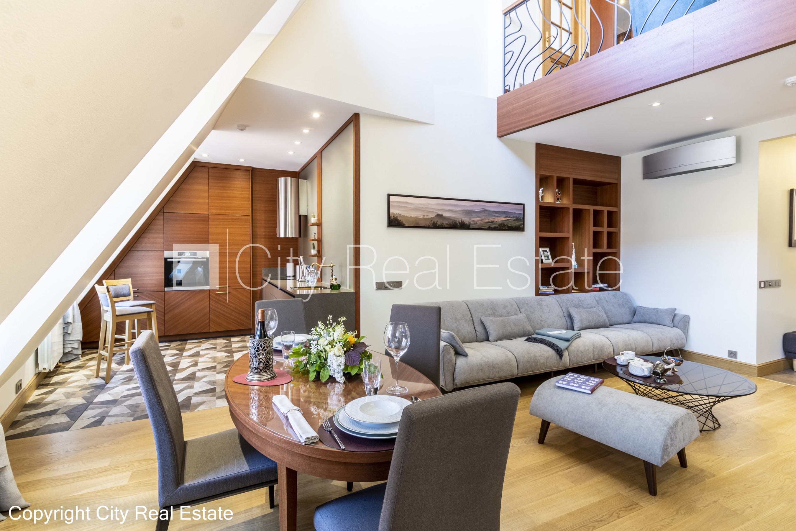 Sludinājumi. Pagalma māja, renovēta māja, dzīvokļu skaits ēkā  11 gab., slēgts pagalms, garāžas vārti aprīkoti Cena: 3000 EUR/mēn Foto #2