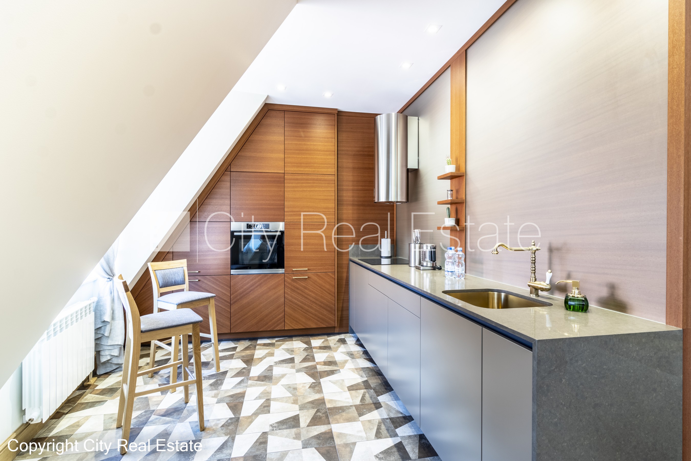 Sludinājumi. Pagalma māja, renovēta māja, dzīvokļu skaits ēkā  11 gab., slēgts pagalms, garāžas vārti aprīkoti Cena: 3000 EUR/mēn Foto #7