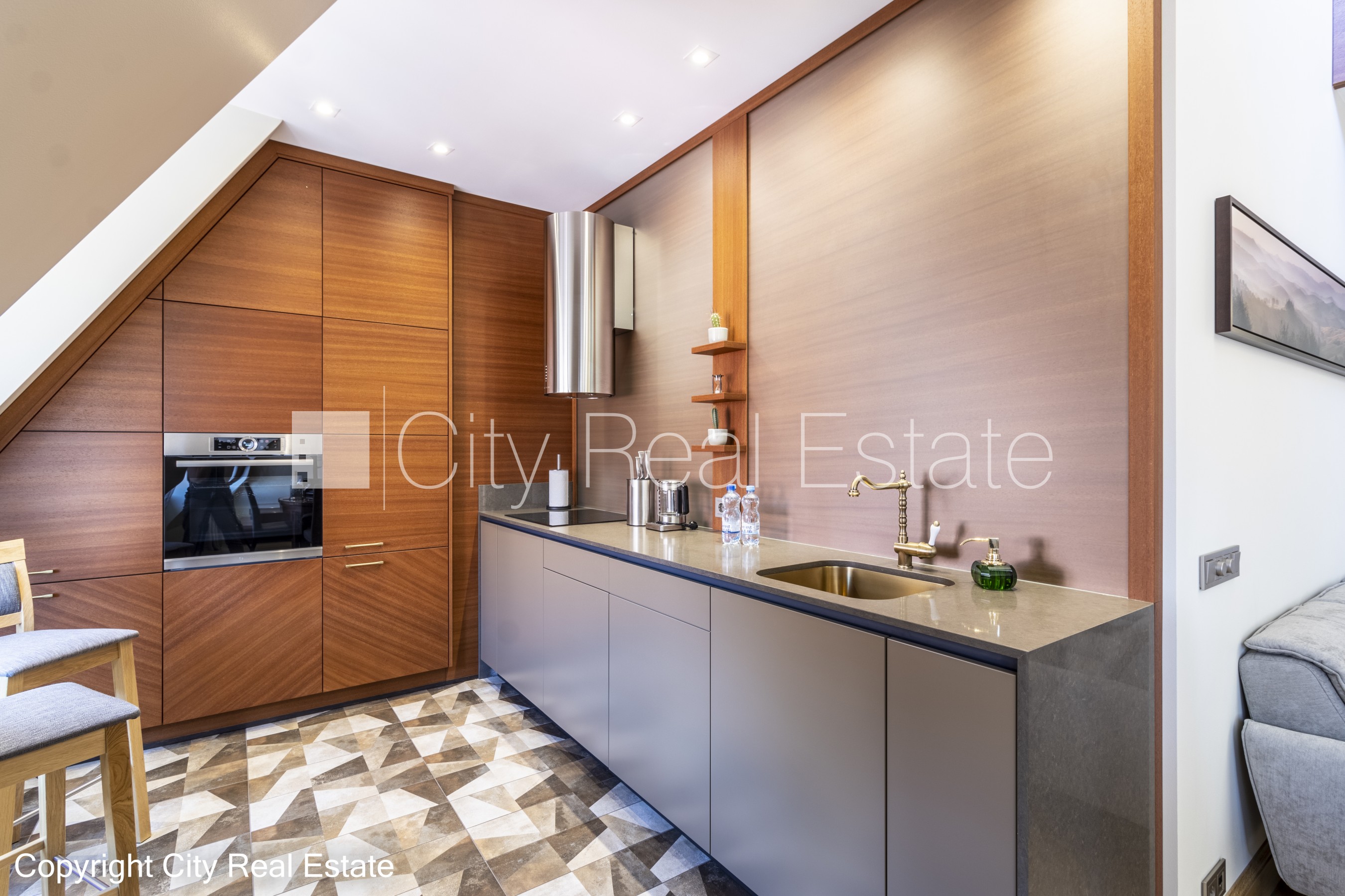 Sludinājumi. Pagalma māja, renovēta māja, dzīvokļu skaits ēkā  11 gab., slēgts pagalms, garāžas vārti aprīkoti Cena: 3000 EUR/mēn Foto #8