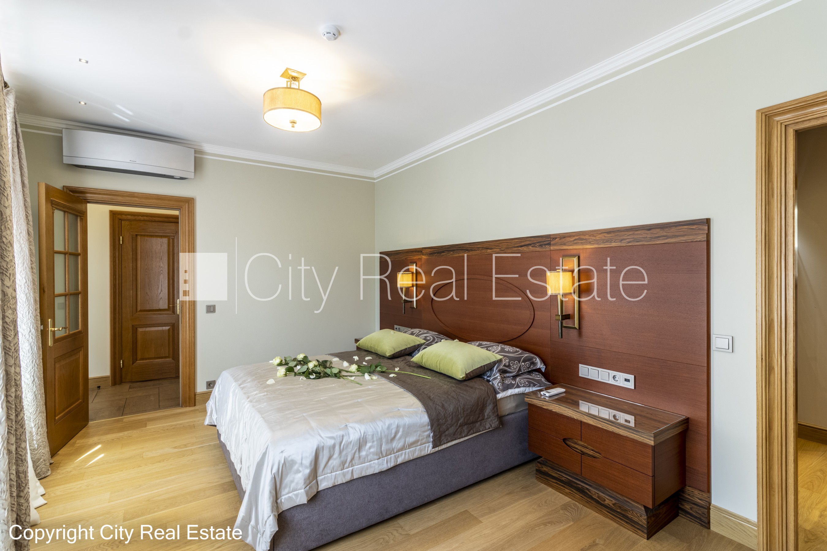 Sludinājumi. Pagalma māja, renovēta māja, dzīvokļu skaits ēkā  11 gab., slēgts pagalms, garāžas vārti aprīkoti Cena: 3000 EUR/mēn Foto #11