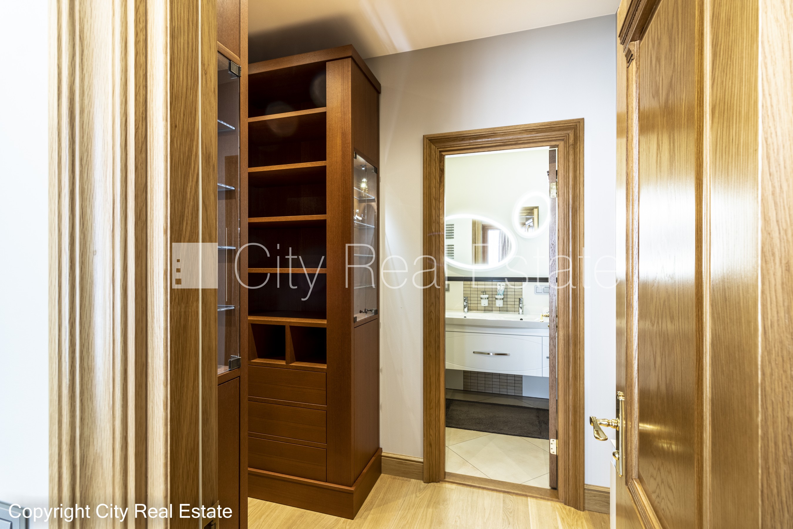 Sludinājumi. Pagalma māja, renovēta māja, dzīvokļu skaits ēkā  11 gab., slēgts pagalms, garāžas vārti aprīkoti Cena: 3000 EUR/mēn Foto #14