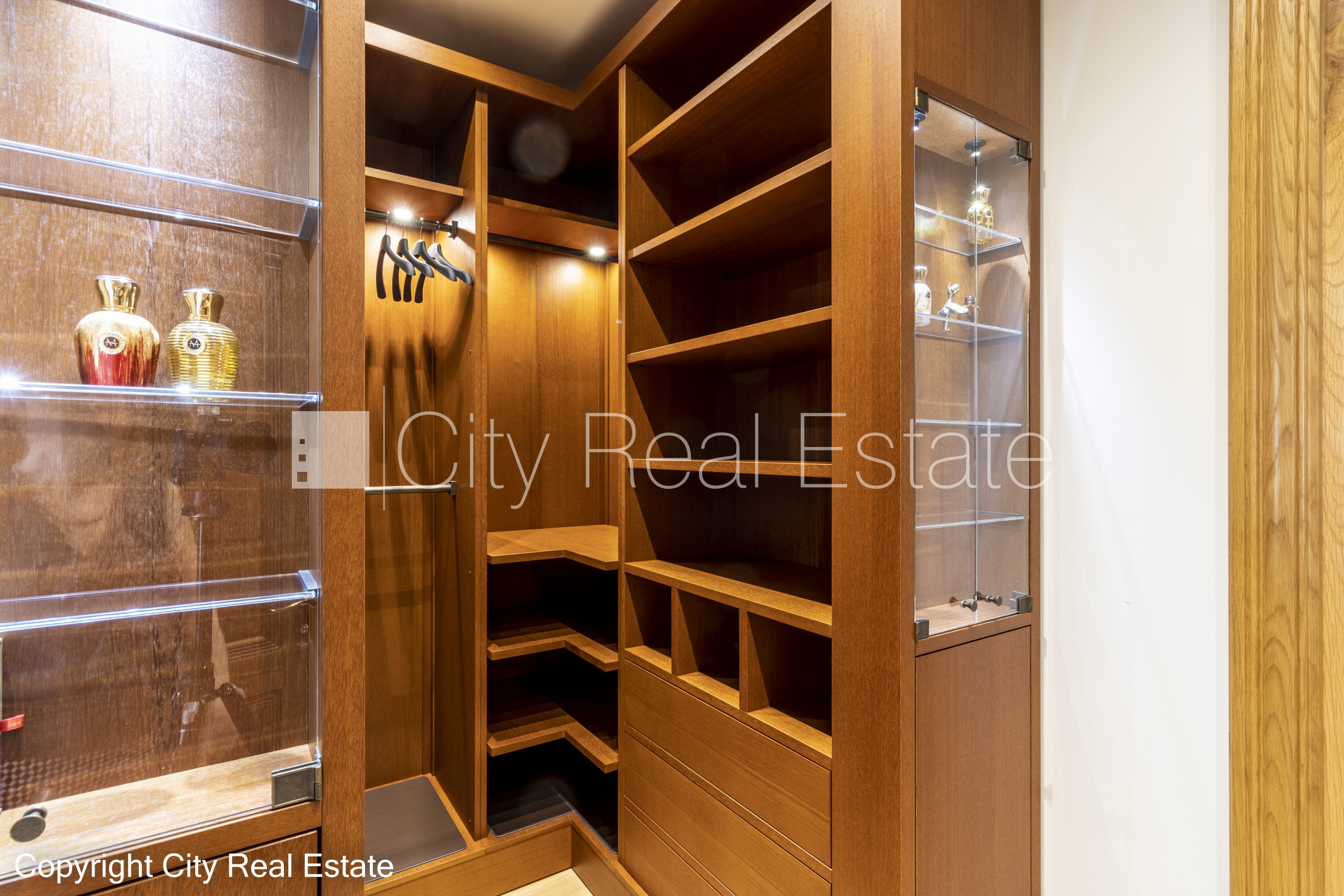 Sludinājumi. Pagalma māja, renovēta māja, dzīvokļu skaits ēkā  11 gab., slēgts pagalms, garāžas vārti aprīkoti Cena: 3000 EUR/mēn Foto #15