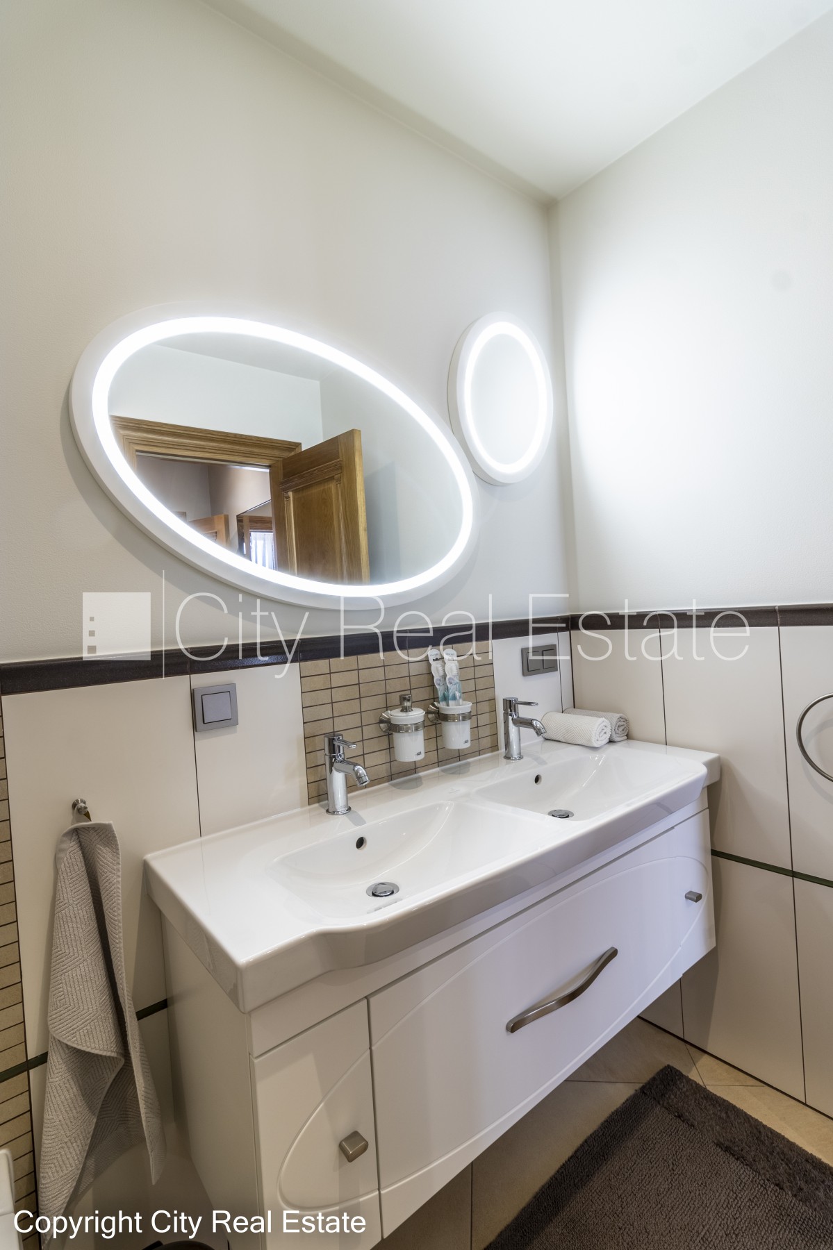 Sludinājumi. Pagalma māja, renovēta māja, dzīvokļu skaits ēkā  11 gab., slēgts pagalms, garāžas vārti aprīkoti Cena: 3000 EUR/mēn Foto #17