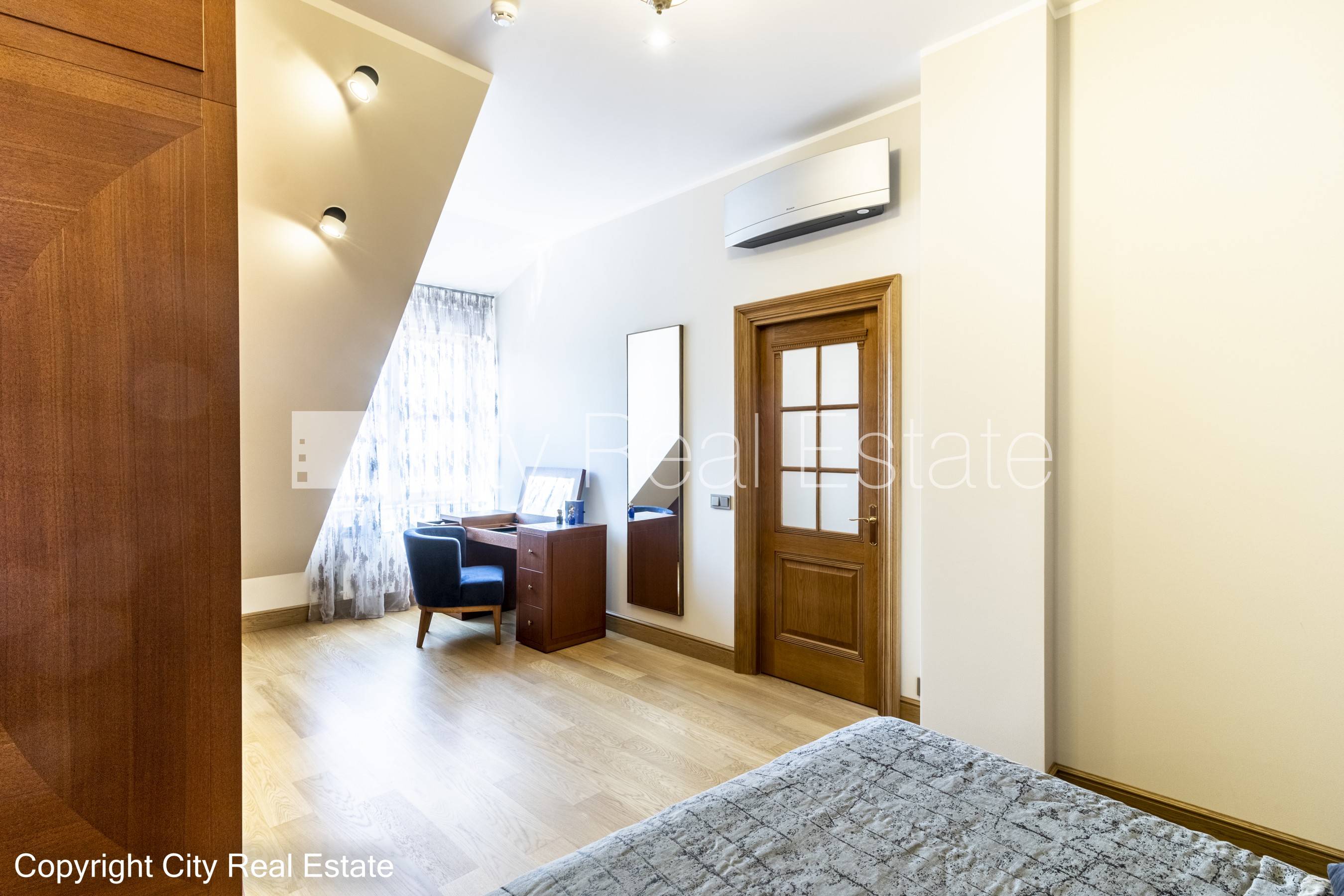 Sludinājumi. Pagalma māja, renovēta māja, dzīvokļu skaits ēkā  11 gab., slēgts pagalms, garāžas vārti aprīkoti Cena: 3000 EUR/mēn Foto #22