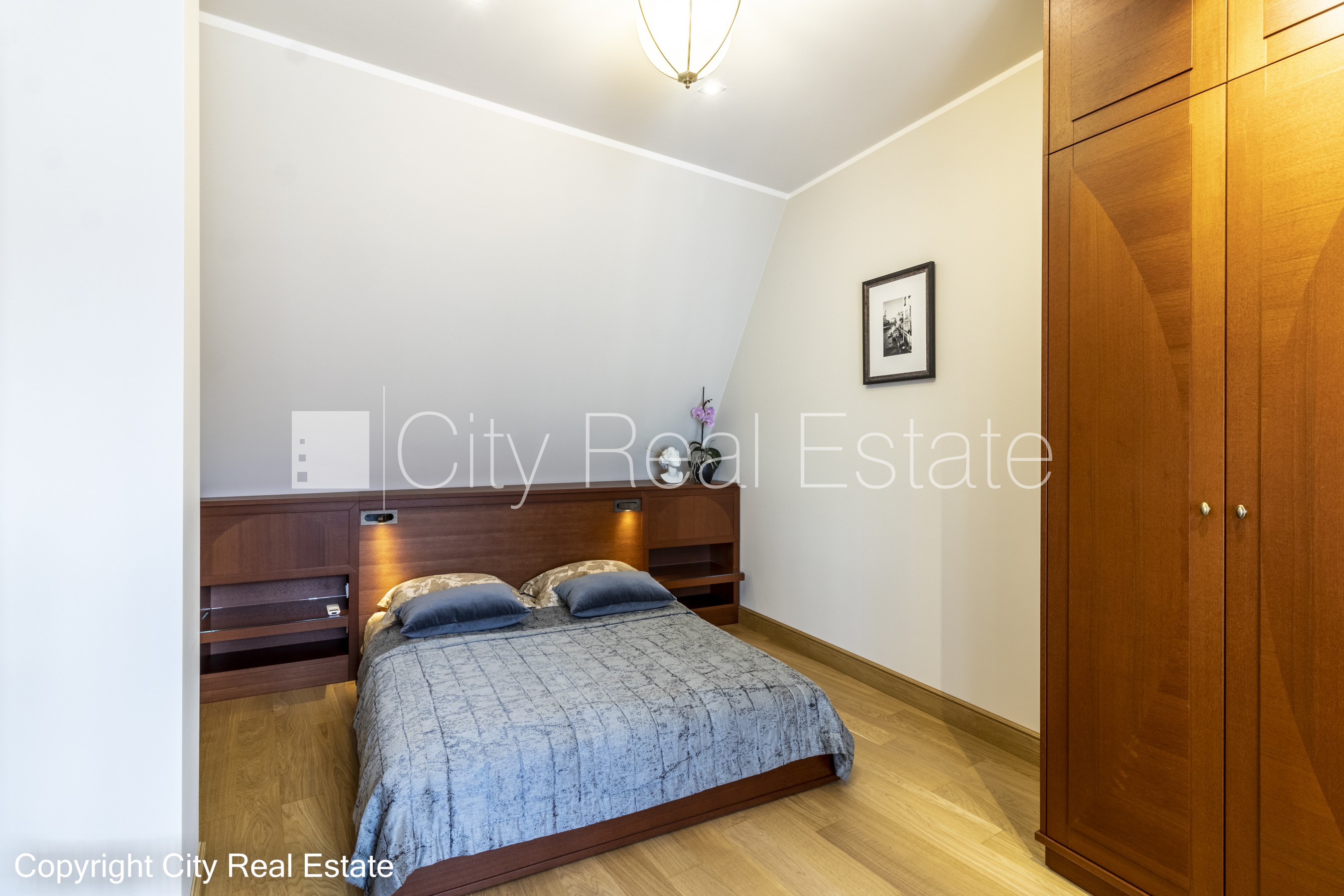 Sludinājumi. Pagalma māja, renovēta māja, dzīvokļu skaits ēkā  11 gab., slēgts pagalms, garāžas vārti aprīkoti Cena: 3000 EUR/mēn Foto #23