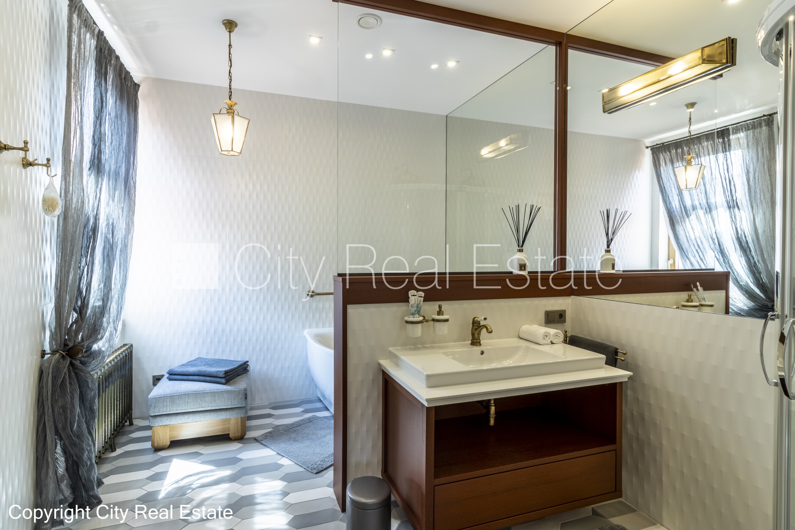 Sludinājumi. Pagalma māja, renovēta māja, dzīvokļu skaits ēkā  11 gab., slēgts pagalms, garāžas vārti aprīkoti Cena: 3000 EUR/mēn Foto #25