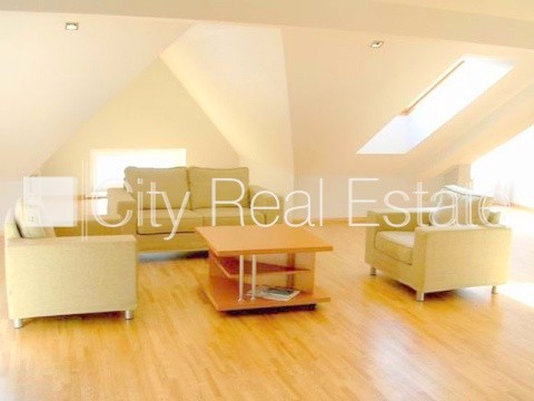 Sludinājumi. Projekts - Skolas 9, fasādes māja, renovēta māja, apsargāta teritorija, ieeja no ielas un pagalma, Cena: 1300 EUR/mēn Foto #1