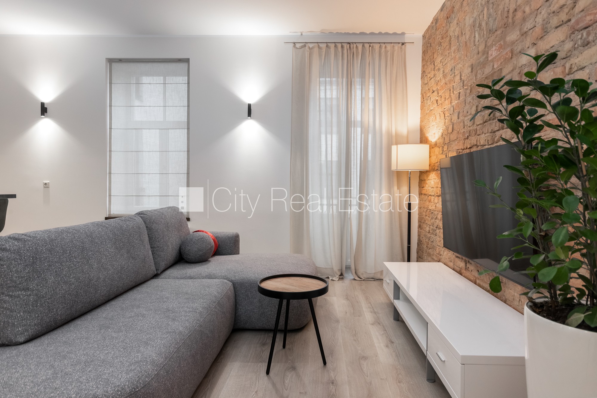 Sludinājumi. Fasādes māja, restaurēta māja, iespēja nomāt autostāvvietu, pazemes autostāvvieta, apsargāta Cena: 1400 EUR/mēn Foto #1