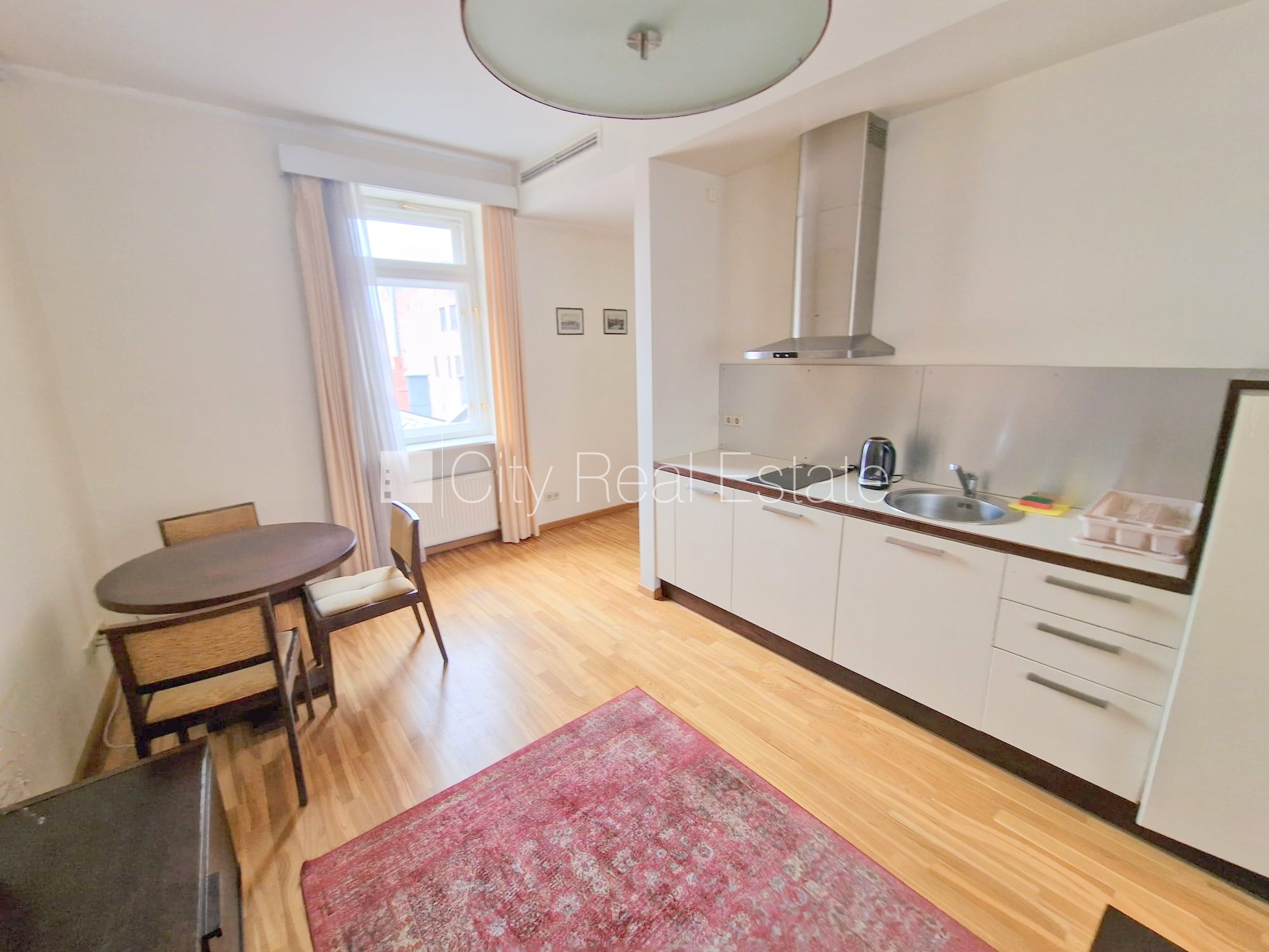 Sludinājumi. Fasādes māja, ieeja no ielas, ir lifts, guļamistabu skaits 1 gab., augstie griesti, gāzes apkure, Cena: 600 EUR/mēn Foto #7