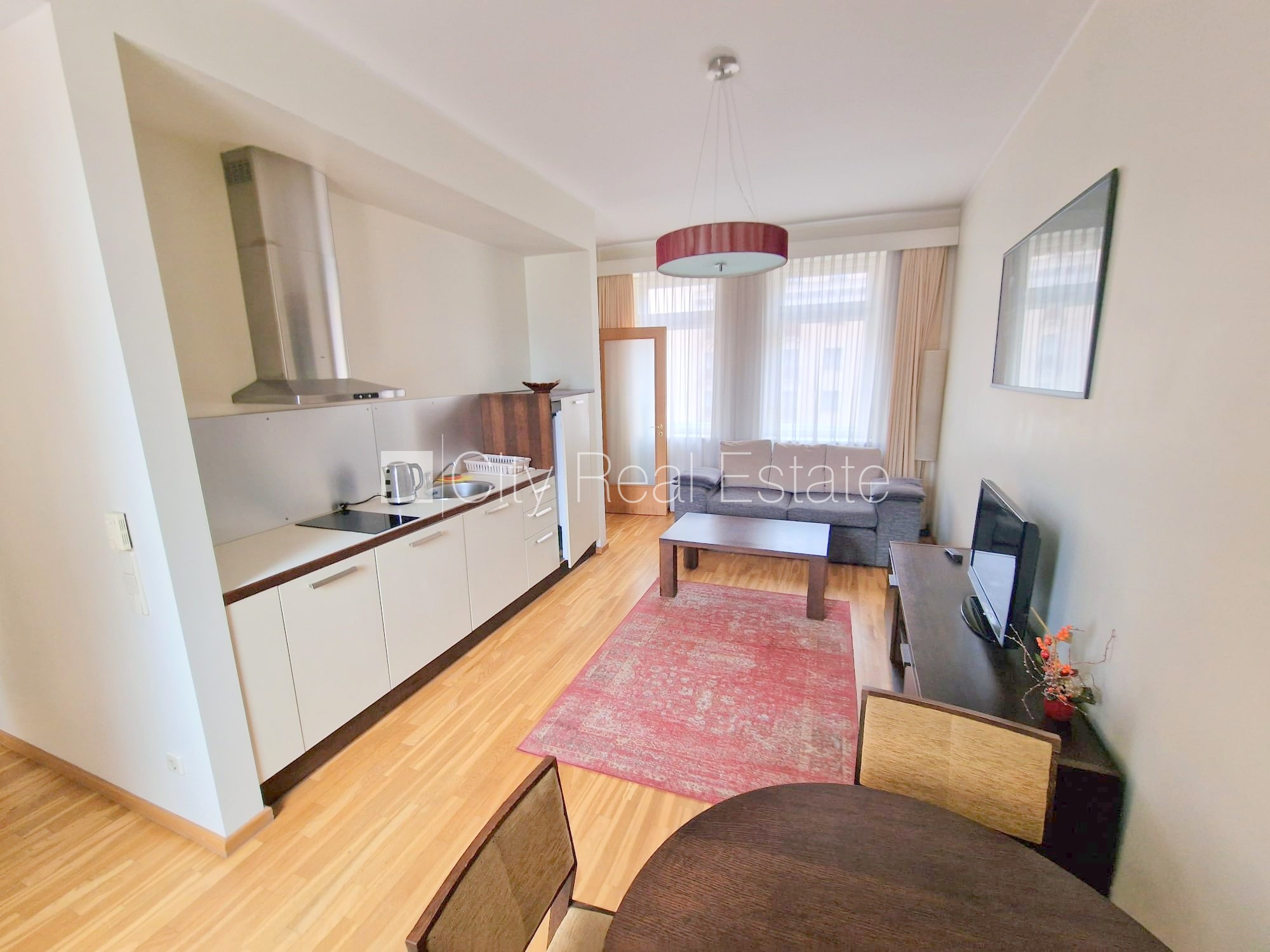 Sludinājumi. Fasādes māja, ieeja no ielas, ir lifts, guļamistabu skaits 1 gab., augstie griesti, gāzes apkure, Cena: 600 EUR/mēn Foto #1