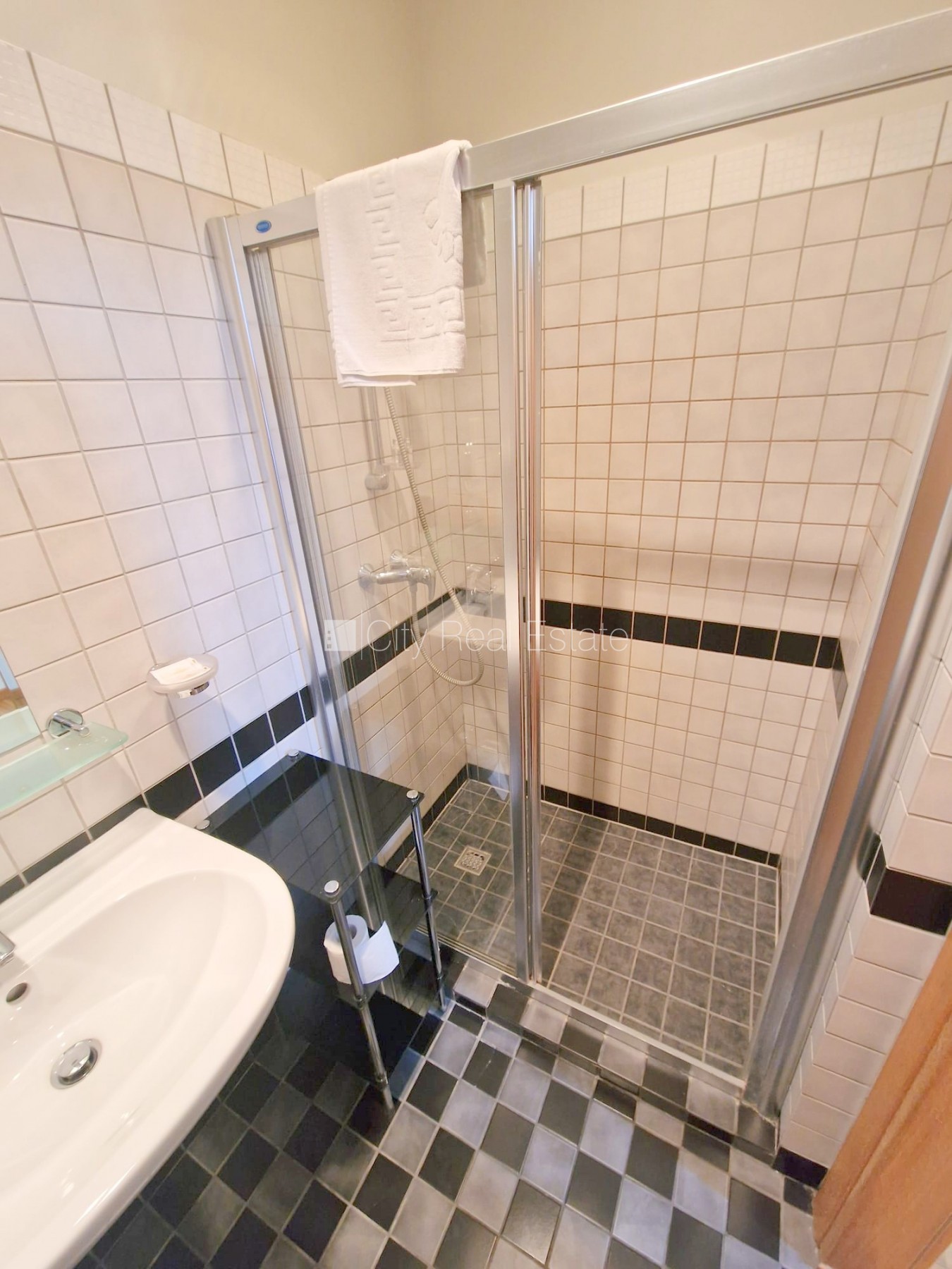 Sludinājumi. Fasādes māja, ieeja no ielas, ir lifts, guļamistabu skaits 1 gab., augstie griesti, gāzes apkure, Cena: 600 EUR/mēn Foto #16