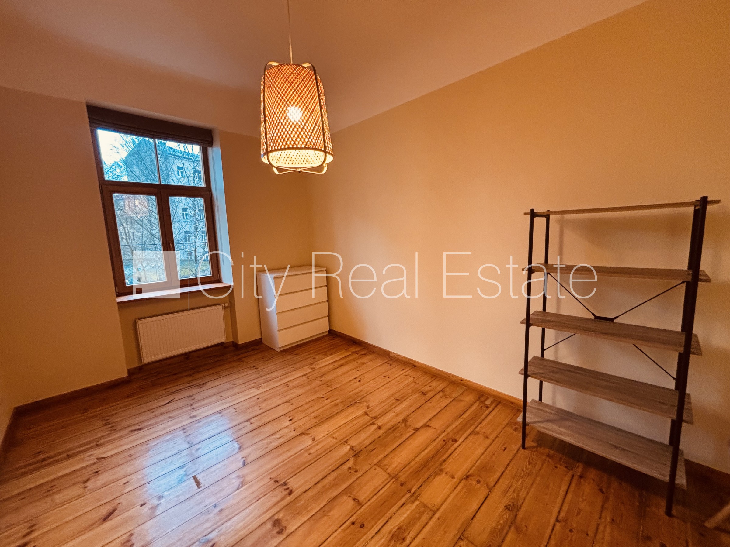 Sludinājumi. Fasādes māja, labiekārtota apzaļumota teritorija, teritorijas iebrauktuves vārti aprīkoti ar Cena: 660 EUR/mēn Foto #4