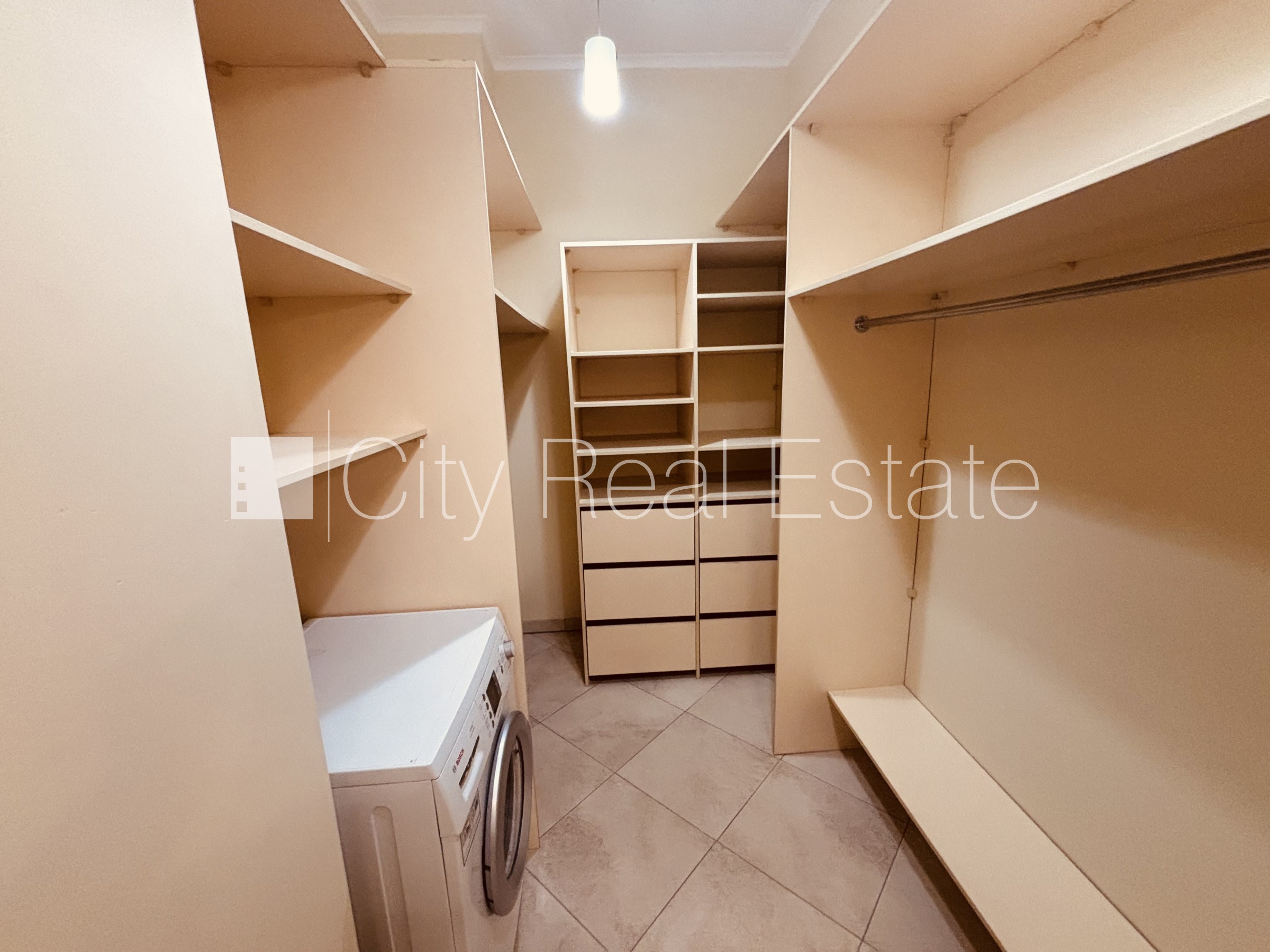 Sludinājumi. Fasādes māja, labiekārtota apzaļumota teritorija, teritorijas iebrauktuves vārti aprīkoti ar Cena: 660 EUR/mēn Foto #9