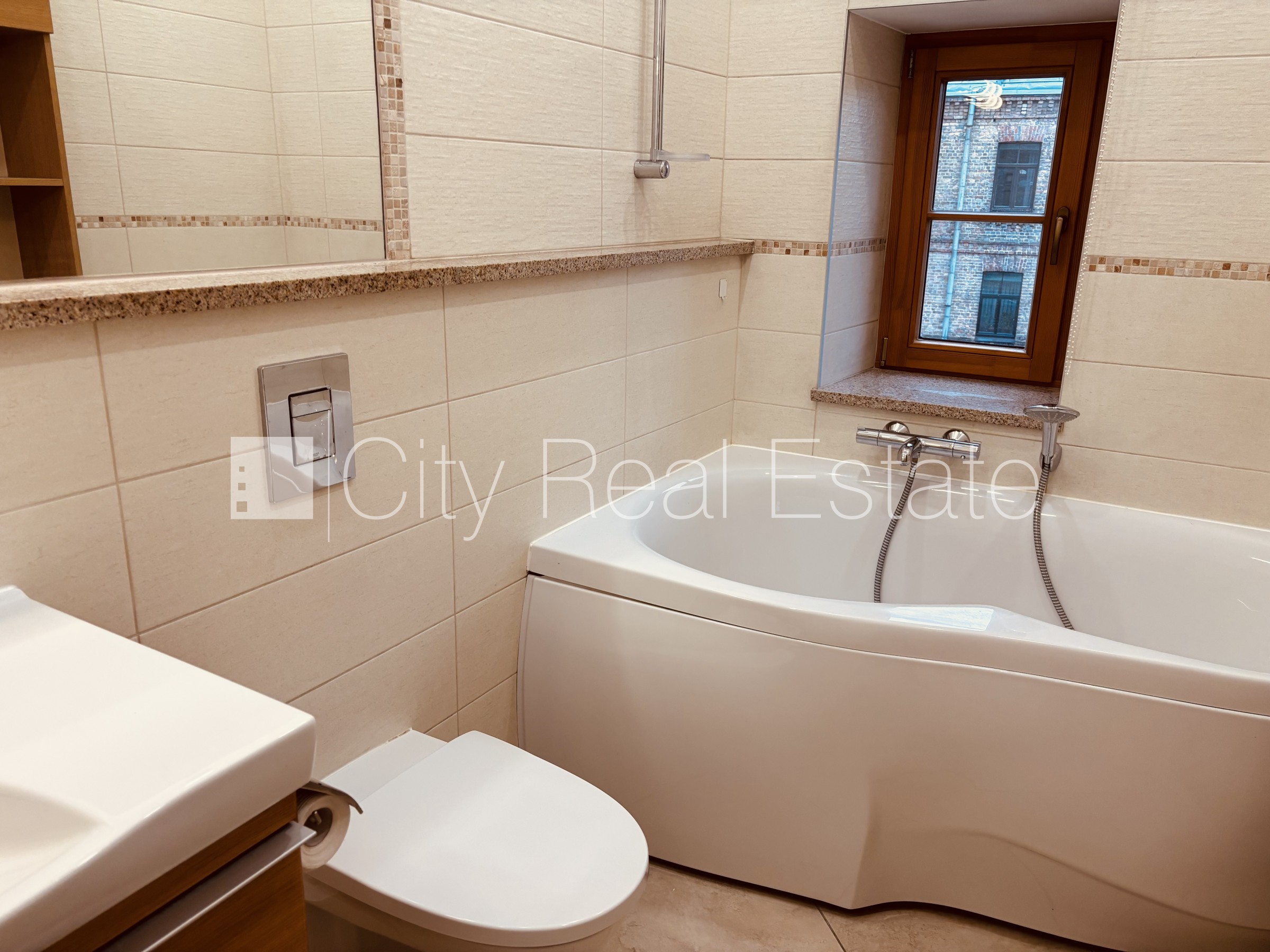 Sludinājumi. Fasādes māja, labiekārtota apzaļumota teritorija, teritorijas iebrauktuves vārti aprīkoti ar Cena: 660 EUR/mēn Foto #10