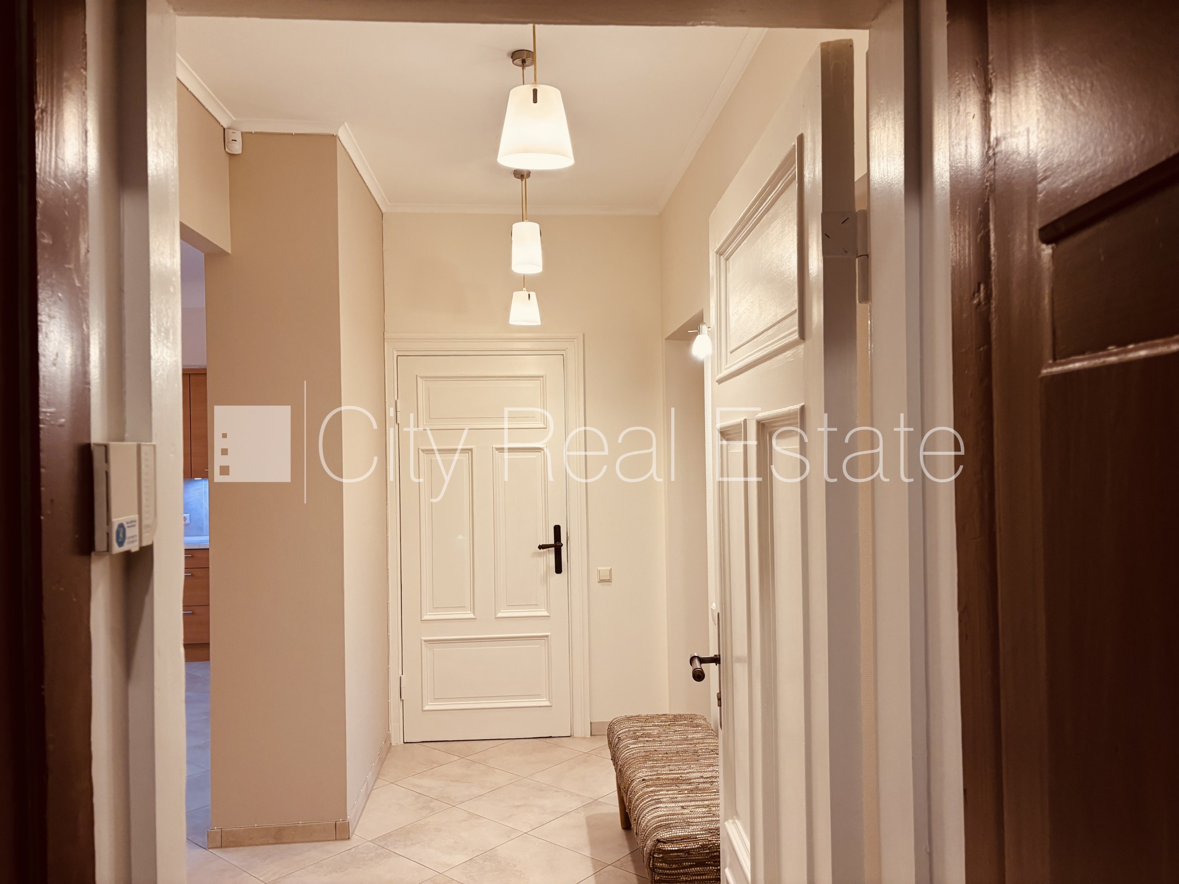 Sludinājumi. Fasādes māja, labiekārtota apzaļumota teritorija, teritorijas iebrauktuves vārti aprīkoti ar Cena: 660 EUR/mēn Foto #6