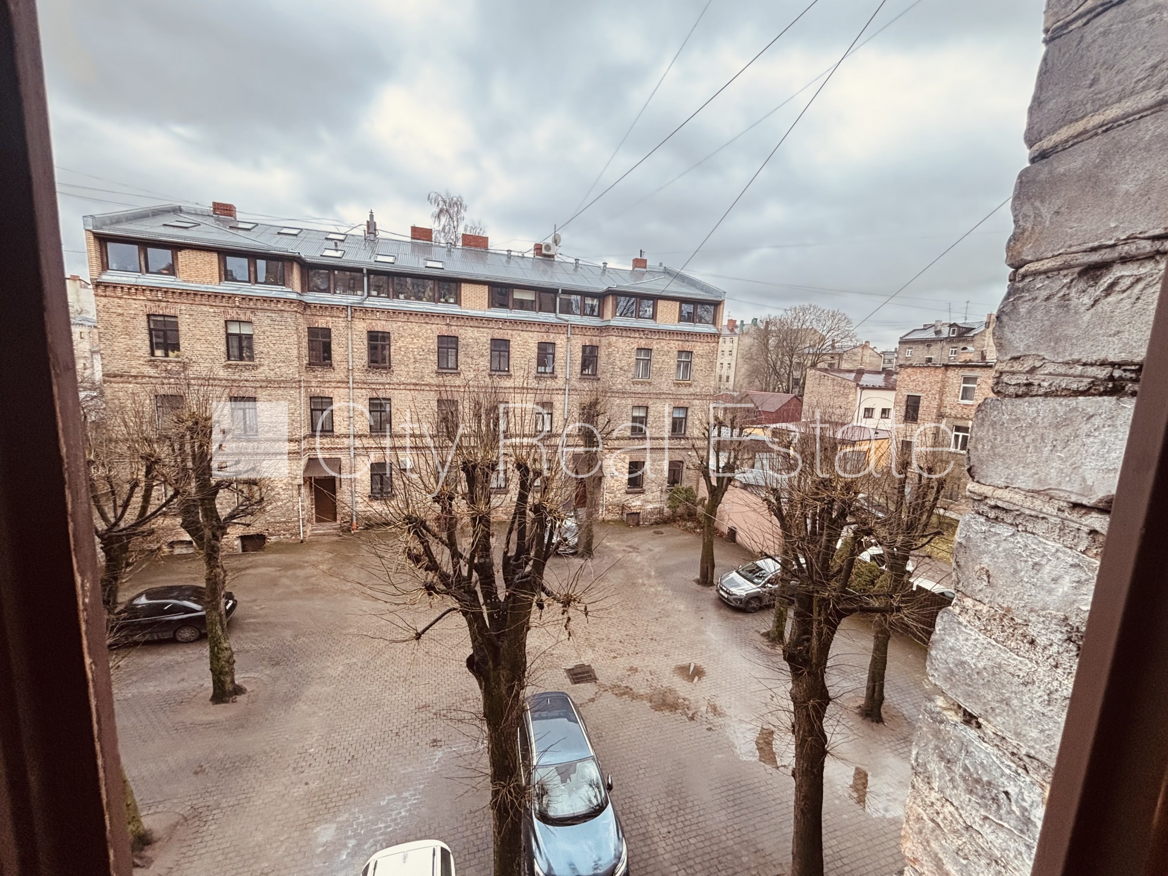 Sludinājumi. Fasādes māja, labiekārtota apzaļumota teritorija, teritorijas iebrauktuves vārti aprīkoti ar Cena: 660 EUR/mēn Foto #12