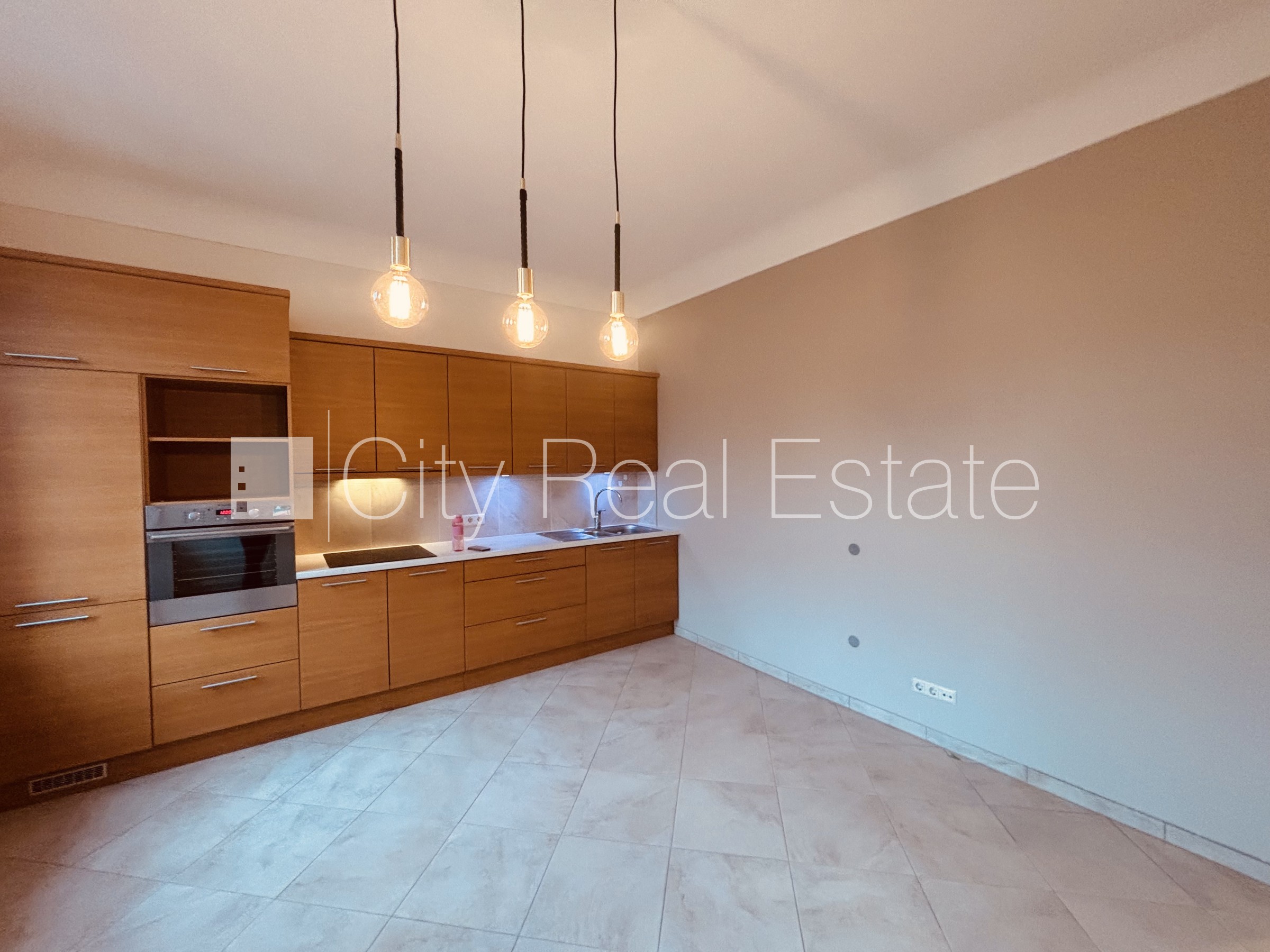 Sludinājumi. Fasādes māja, labiekārtota apzaļumota teritorija, teritorijas iebrauktuves vārti aprīkoti ar Cena: 660 EUR/mēn Foto #2