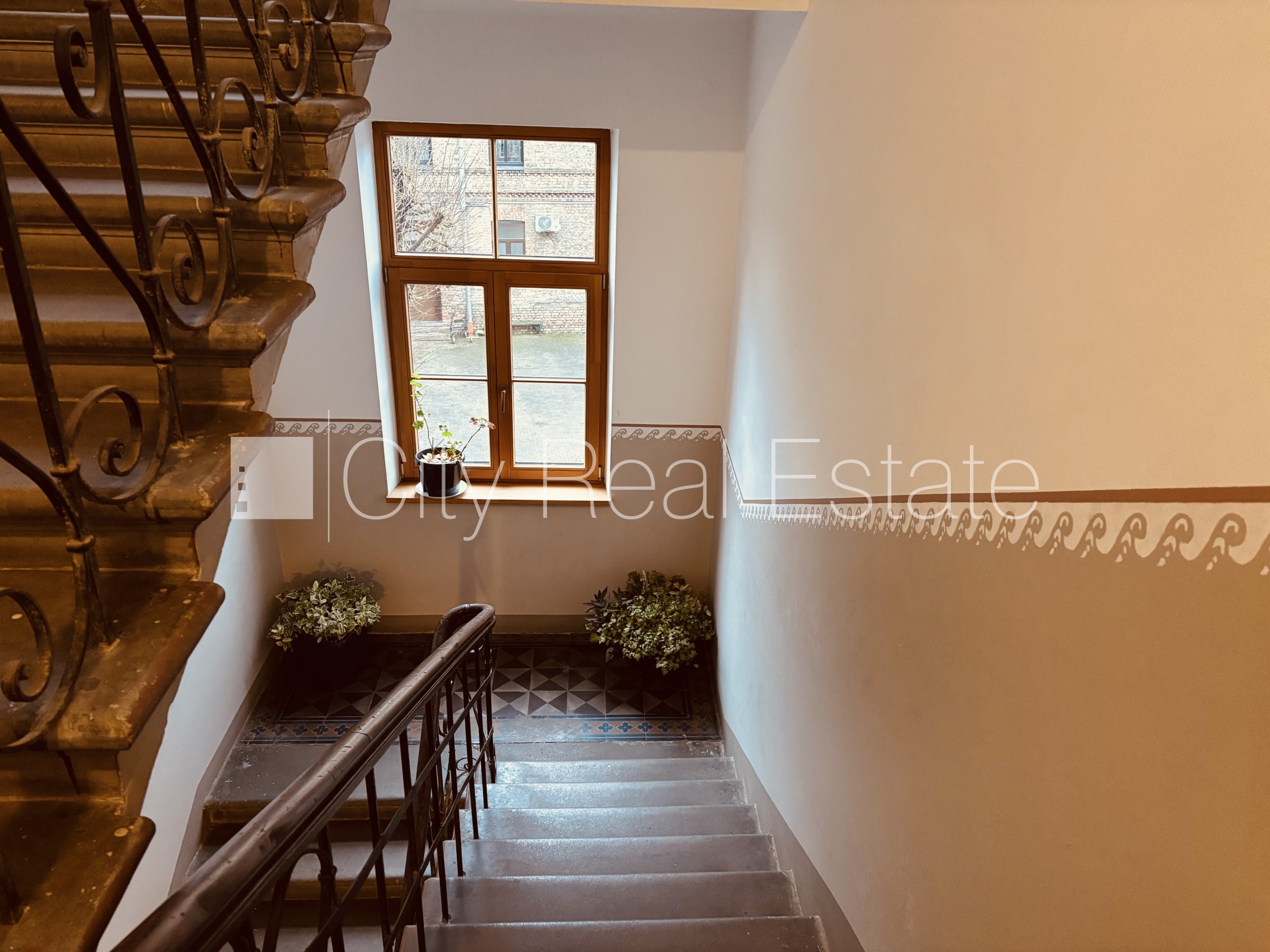 Sludinājumi. Fasādes māja, labiekārtota apzaļumota teritorija, teritorijas iebrauktuves vārti aprīkoti ar Cena: 660 EUR/mēn Foto #13