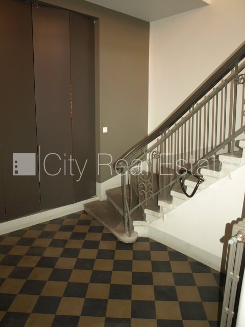 Sludinājumi. Fasādes māja, viena kvadrātmetra apsaimniekošanas maksa mēnesī  1.25 EUR, slēgts pagalms, ieeja no Cena: 950 EUR/mēn Foto #8