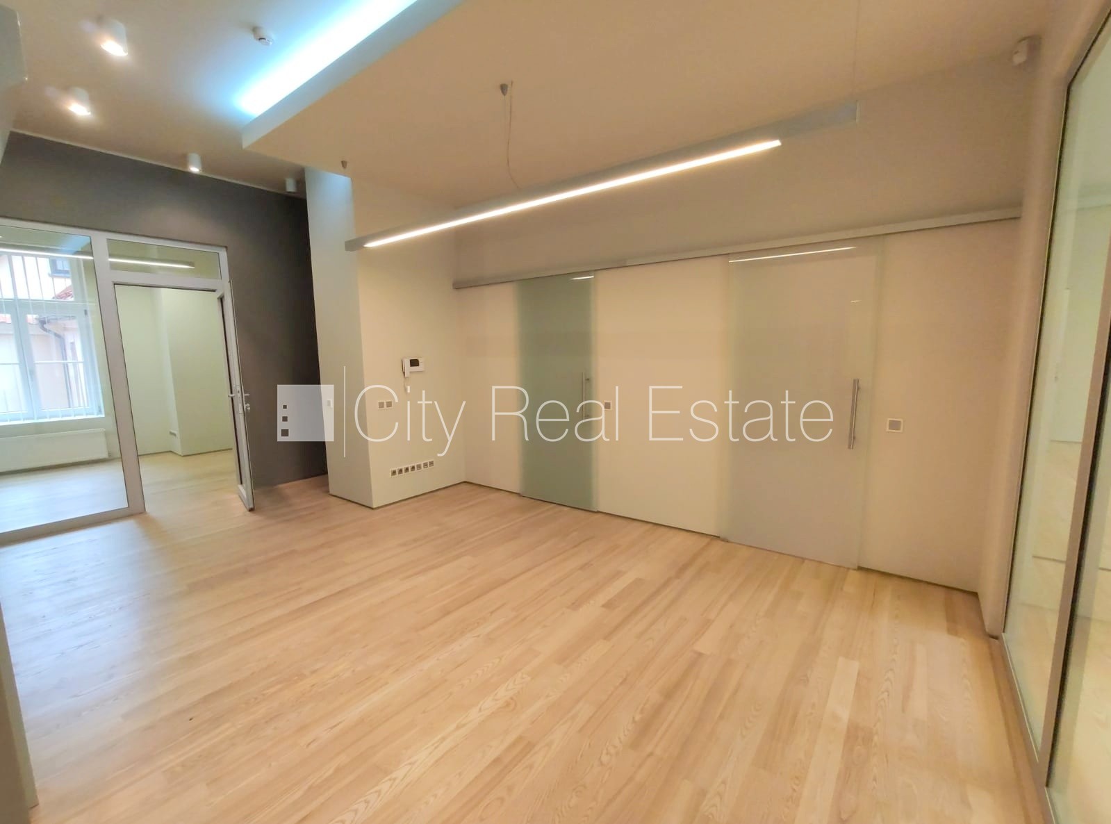 Sludinājumi. Fasādes māja, renovēta māja, slēgts pagalms, ieeja no ielas, kāpņu telpa pēc kapitālā remonta, logi Cena: 1662 EUR/mēn Foto #8