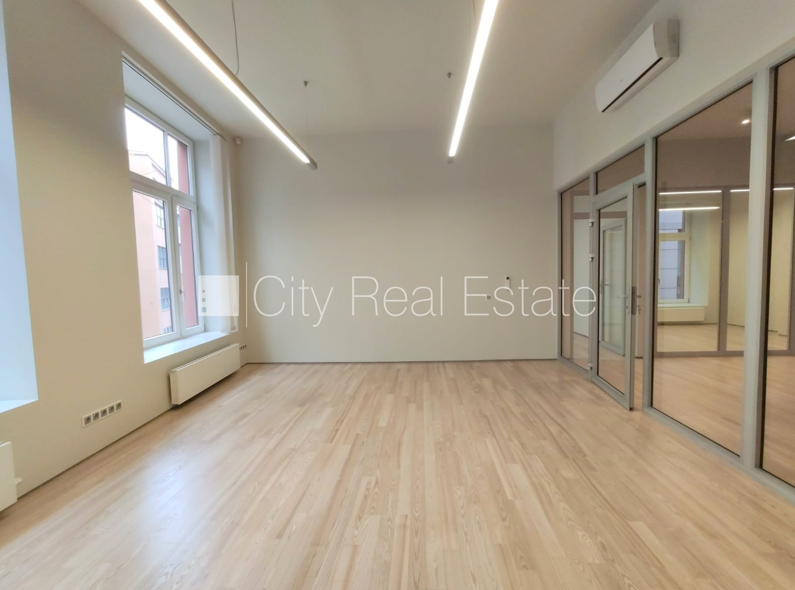 Sludinājumi. Fasādes māja, renovēta māja, slēgts pagalms, ieeja no ielas, kāpņu telpa pēc kapitālā remonta, logi Cena: 1662 EUR/mēn Foto #3