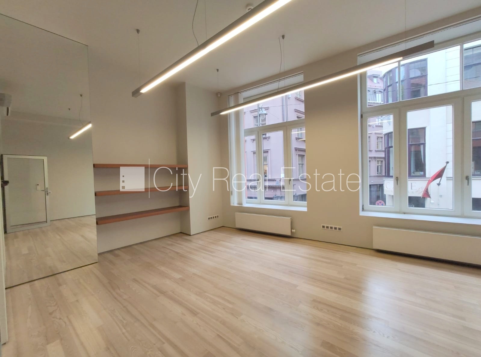 Sludinājumi. Fasādes māja, renovēta māja, slēgts pagalms, ieeja no ielas, kāpņu telpa pēc kapitālā remonta, logi Cena: 1662 EUR/mēn Foto #1