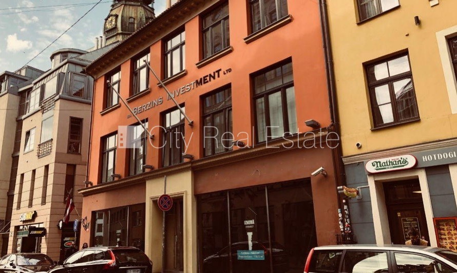 Sludinājumi. Fasādes māja, renovēta māja, slēgts pagalms, ieeja no ielas, kāpņu telpa pēc kapitālā remonta, logi Cena: 1662 EUR/mēn Foto #13