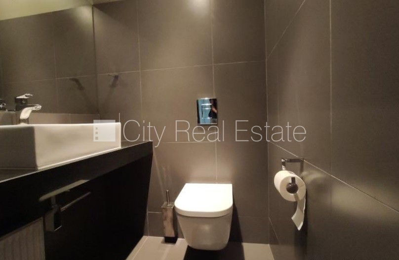 Sludinājumi. Fasādes māja, renovēta māja, slēgts pagalms, ieeja no ielas, kāpņu telpa pēc kapitālā remonta, logi Cena: 1662 EUR/mēn Foto #12