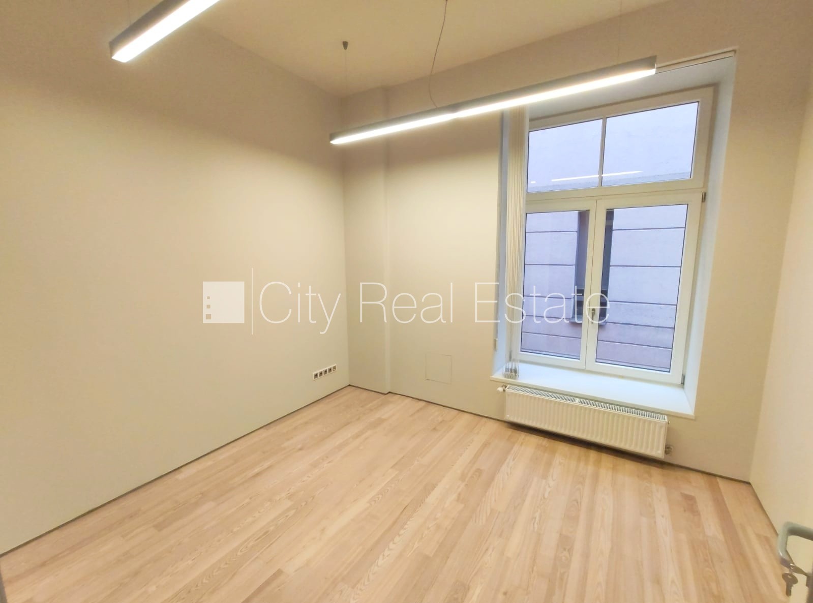 Sludinājumi. Fasādes māja, renovēta māja, slēgts pagalms, ieeja no ielas, kāpņu telpa pēc kapitālā remonta, logi Cena: 1662 EUR/mēn Foto #6