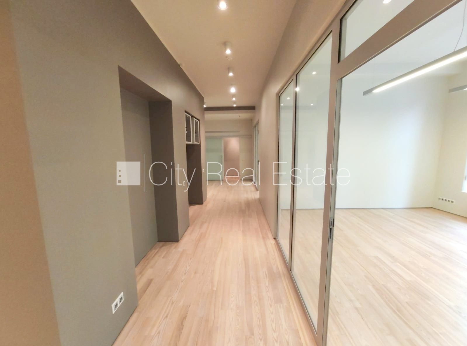 Sludinājumi. Fasādes māja, renovēta māja, slēgts pagalms, ieeja no ielas, kāpņu telpa pēc kapitālā remonta, logi Cena: 1662 EUR/mēn Foto #4