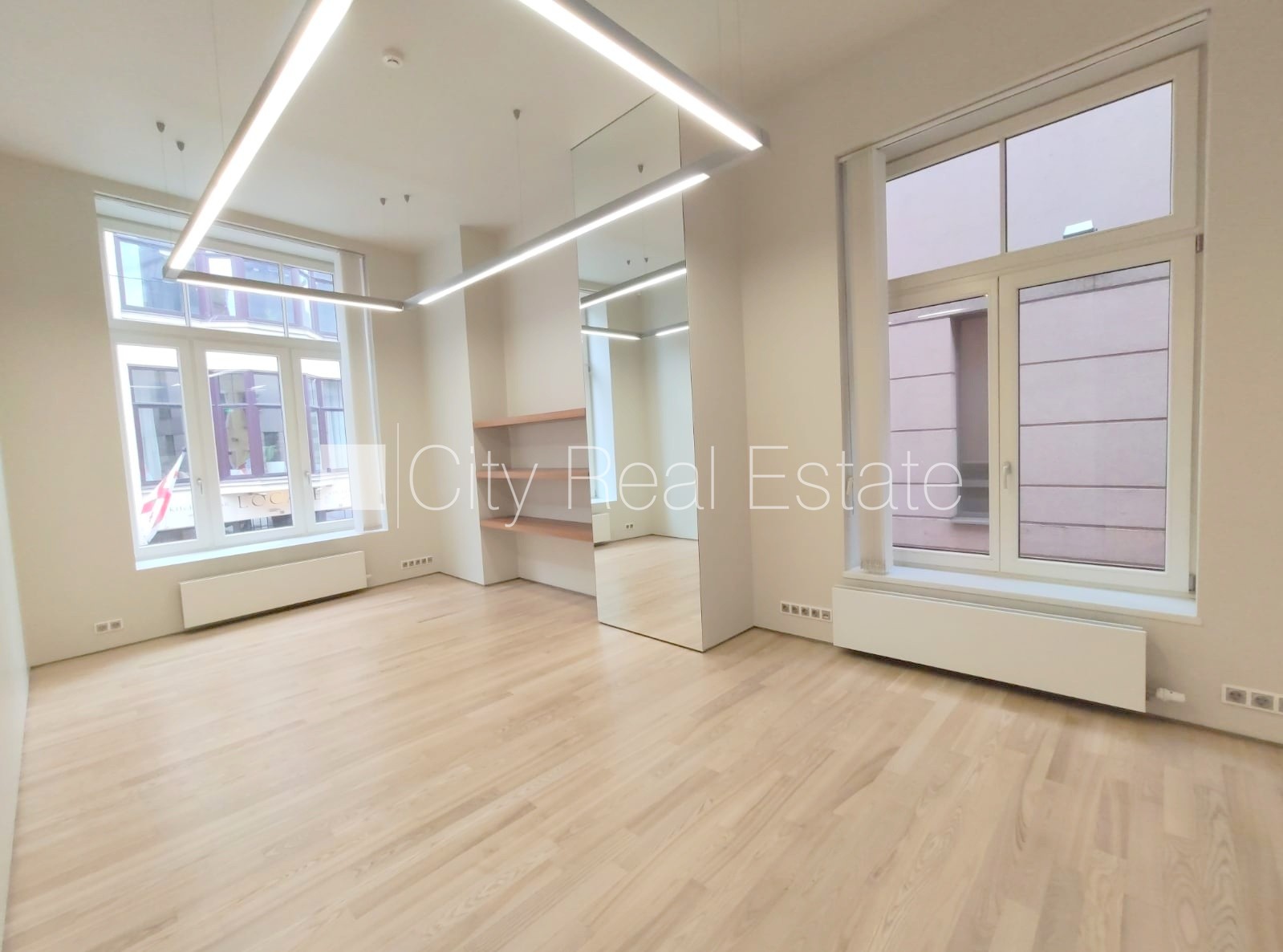 Sludinājumi. Fasādes māja, renovēta māja, slēgts pagalms, ieeja no ielas, kāpņu telpa pēc kapitālā remonta, logi Cena: 1662 EUR/mēn Foto #2