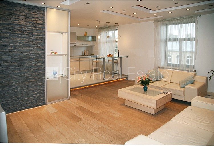 Sludinājumi. Renovēta māja, ir lifts, kāpņu telpa pēc kapitālā remonta, logi vērsti uz ielas pusi, guļamistabu Cena: 650 EUR/mēn Foto #3