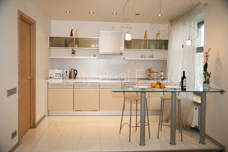 Sludinājumi. Renovēta māja, ir lifts, kāpņu telpa pēc kapitālā remonta, logi vērsti uz ielas pusi, guļamistabu Cena: 650 EUR/mēn Foto #4